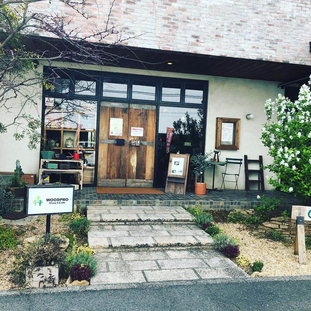 ホテル宮島別荘さんのインスタグラム写真 - (ホテル宮島別荘Instagram)「ホテル宮島別荘の上田です！ お休みの日に広島市西区商工センターにございます、woodpro cafe＆ shopにお昼ご飯を食べに行ってきました！ 店内は木の香りがしてとてもおしゃれでランチはお野菜いっぱいで健康的で美味しかったです☺️ 宮島から市電で約20分ぐらいで行けますので観光後是非行ってみてはどうでしょうか🤗 #広島#宮島#商工センター#woodpro  cafe ＆shop #ホテル宮島別荘#宮島別荘」3月30日 23時26分 - _miyajima_villa