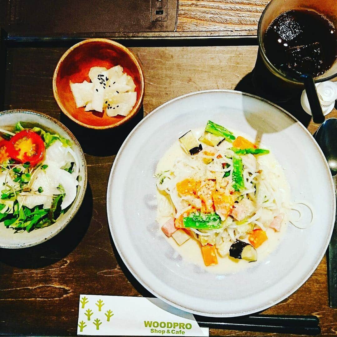ホテル宮島別荘さんのインスタグラム写真 - (ホテル宮島別荘Instagram)「ホテル宮島別荘の上田です！ お休みの日に広島市西区商工センターにございます、woodpro cafe＆ shopにお昼ご飯を食べに行ってきました！ 店内は木の香りがしてとてもおしゃれでランチはお野菜いっぱいで健康的で美味しかったです☺️ 宮島から市電で約20分ぐらいで行けますので観光後是非行ってみてはどうでしょうか🤗 #広島#宮島#商工センター#woodpro  cafe ＆shop #ホテル宮島別荘#宮島別荘」3月30日 23時26分 - _miyajima_villa