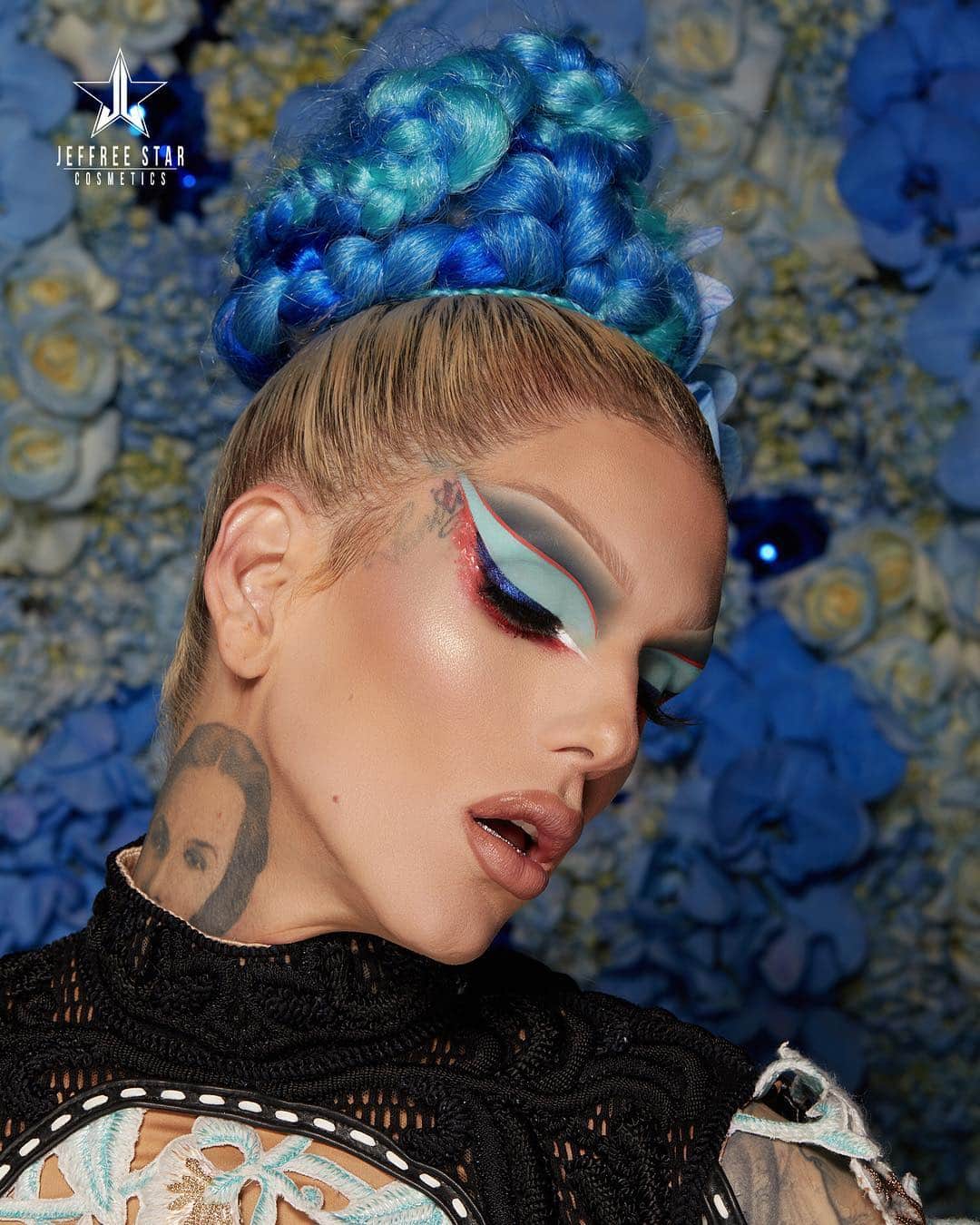 Jeffree Star Cosmeticsさんのインスタグラム写真 - (Jeffree Star CosmeticsInstagram)「TRUE BLUE 💙💙 We have no words to describe just how grateful, thankful and excited we are to see the legendary response to our #BlueBloodPalette launch yesterday 🤗🤗 Now we’ll be on the prowl for your stunning #BlueBlood looks🧐 Photo by: @brandonlundby  Makeup by: @lipsticknick  Hair by: @jesushair Flowers: @jeffleatham」3月30日 23時28分 - jeffreestarcosmetics