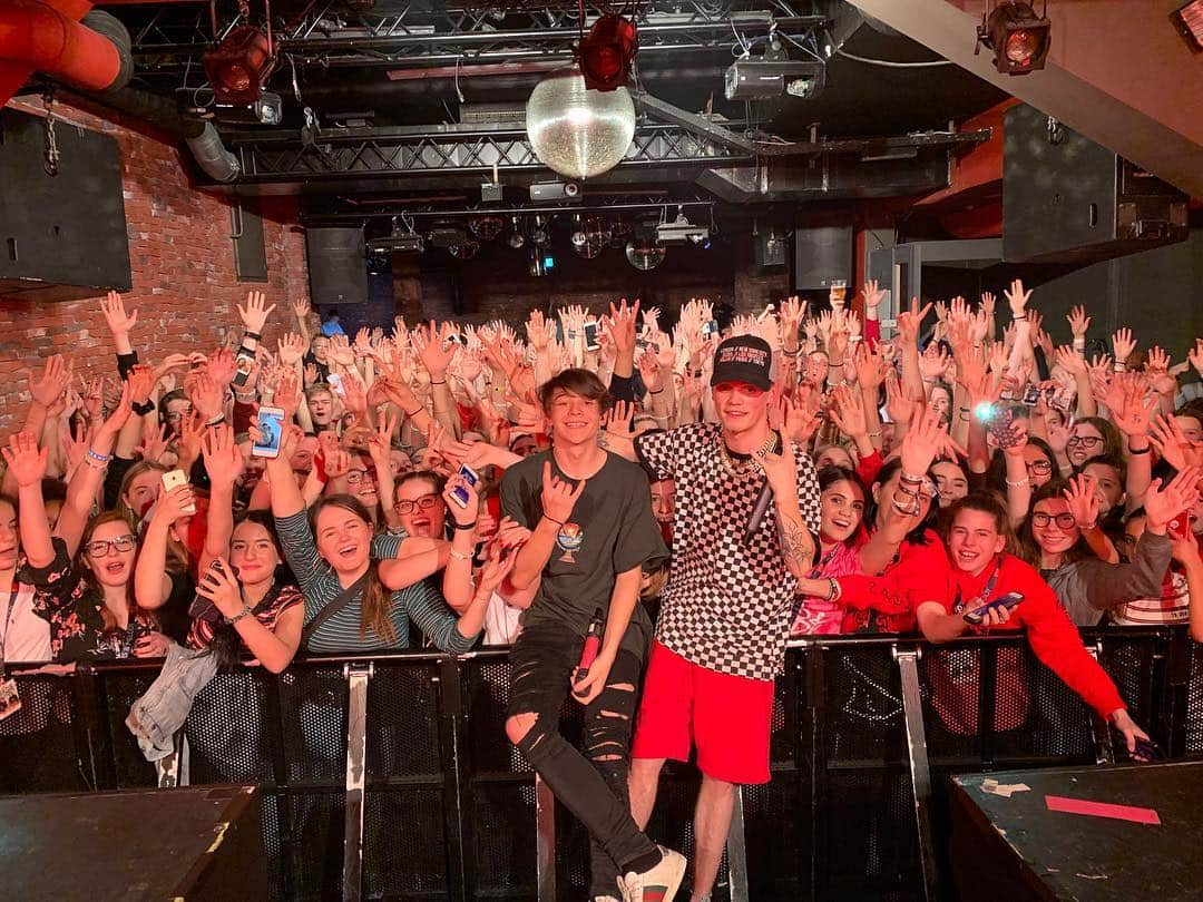 Bars and Melodyさんのインスタグラム写真 - (Bars and MelodyInstagram)「Sold Out Zurich last night. So LITT!!!!💜💜💜 Vienna tonight. Les goo.  comment your favourite song on this tour.」3月30日 23時29分 - barsandmelody