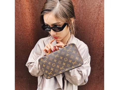 谷まりあさんのインスタグラム写真 - (谷まりあInstagram)「Today🖤 Coat @amerivintage  Pants @laguagem  Bag @louisvuitton 🕶 @hm #私服 #marimarifashion」3月30日 23時30分 - mariaaaa728