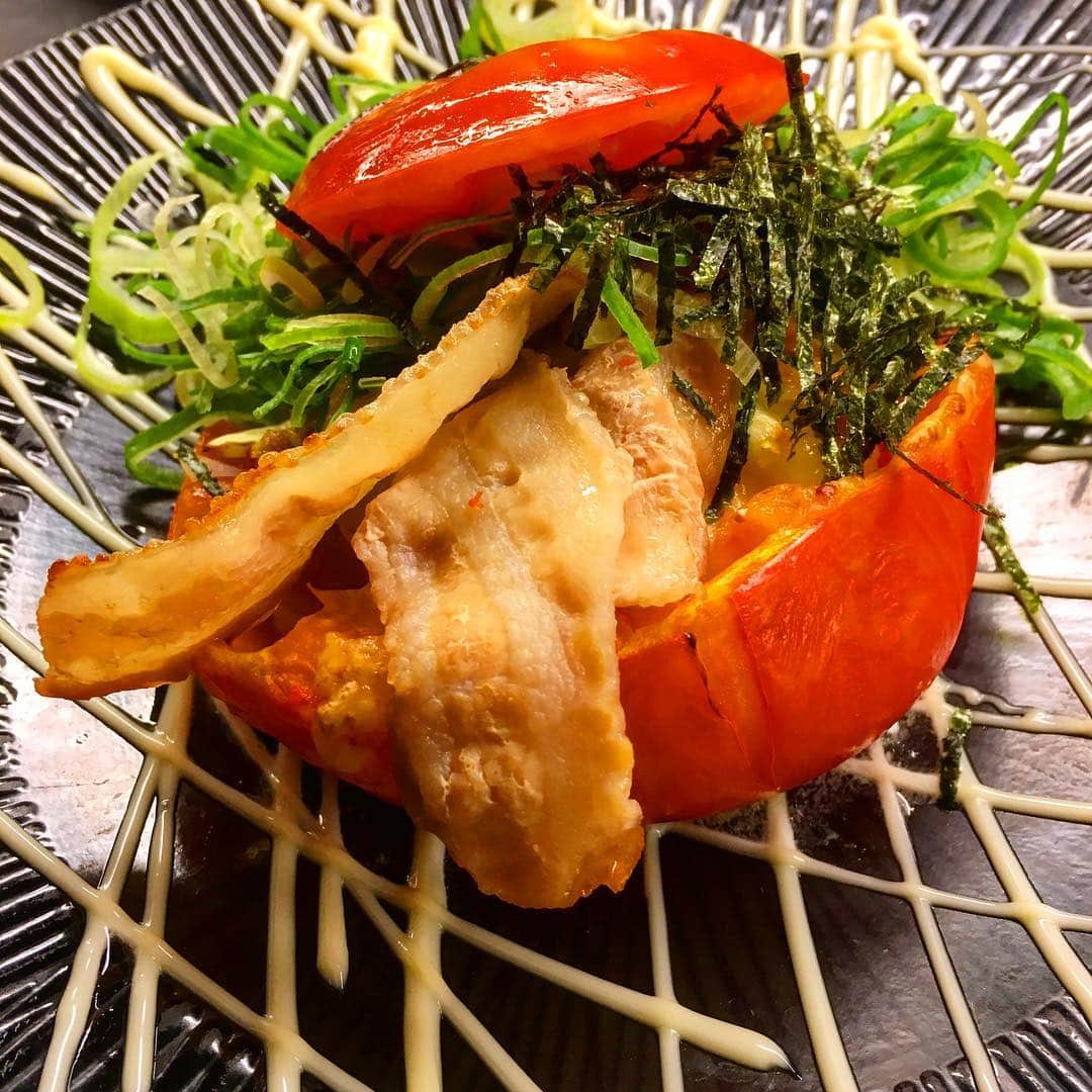 鶏っくHEPナビオさんのインスタグラム写真 - (鶏っくHEPナビオInstagram)「本日のまかないは【トマト豚キムチバーガー🍔🍅】 . #トマト#豚キムチ#ハンバーガー#肉#鶏肉#桜#野菜#鶏っく#梅田#個室#居酒屋#焼き鳥#チーズタッカルビ#パネチキン#唐揚げ#チキン南蛮#飲み会#ビール#料理#写真#大阪#大阪観光#大阪グルメ#浦和レッズ#ガンバ大阪」3月30日 23時31分 - trickhepnavio