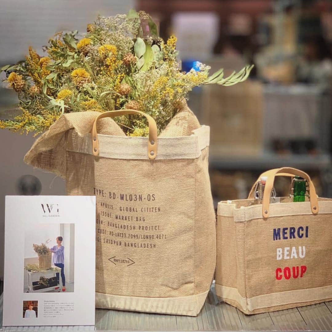 畑野ひろ子のインスタグラム：「二子玉のTSUTAYAに、ロサンゼルス発ライフスタイルブランド 「APOLIS」POP UP STOREが期間限定オープン中です。 ブランドのアイコンである、マーケットバッグを約15種類を取り揃え、マーケットバッグに、その場で自分の好きな文字をプリントできるオリジナル カスタマイズ プリントも開催中だそうです！  @willgarden_official で、APOLISのコラボレーションのドライフラワーアレンジをさせていただきました。4/1まで展示されてます。 #sanyo #sanyostylemagazine #apolis #willgarden」