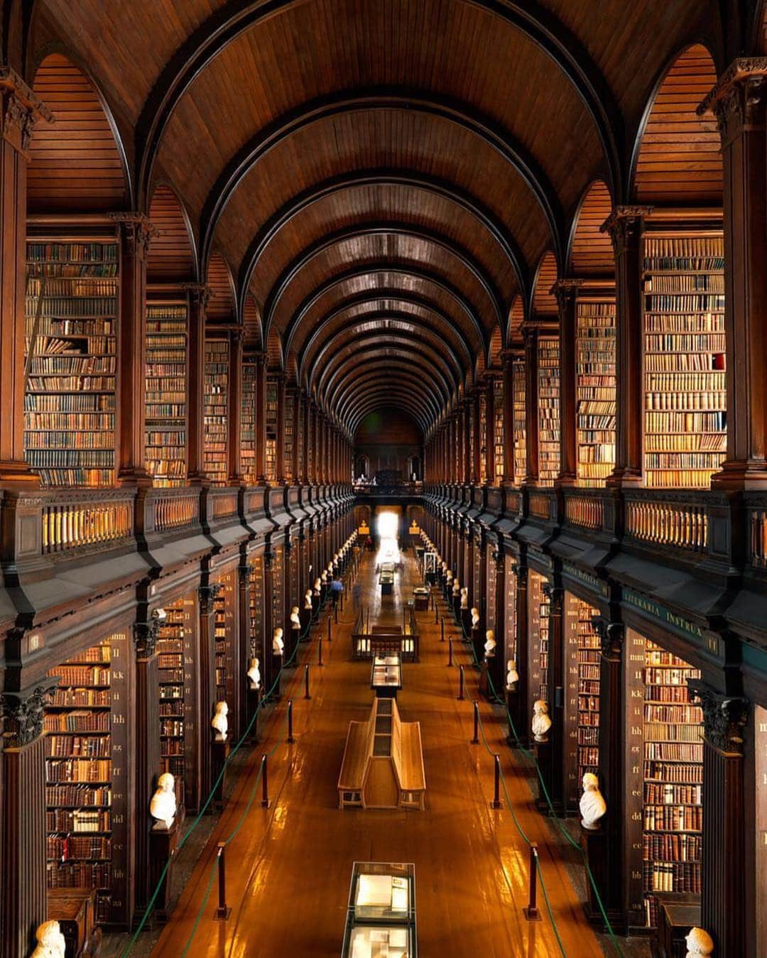 Earth Picsさんのインスタグラム写真 - (Earth PicsInstagram)「The Long Room Library at Trinity College In Dublin Ireland 🇮🇪 by @chrishillphotographer」3月30日 23時36分 - earthpix