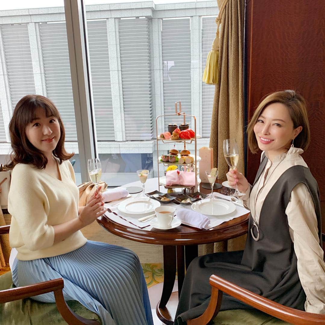 のインスタグラム：「明日いよいよバンコクに戻ります。 今回は会いたかった沢山の友人に会えて、大満足です。  もちろんクライアントの社長様ともお会いできて、新しい取り組みもできそうだし、色々と春らしくなりました。  金曜日には目黒川の夜桜も観れたけど、満開の桜も美しい🌸けど、散り際も好きなんだよなぁなんて思いつつ、人生は出会いと別れの繰り返しだな。と思うのでありました。  だった5ヶ月のバンコク生活だけど、すでにバンコクの家に帰るって感覚もあって不思議な気持ちになってます。  次は5月中旬に戻ります。 今回会えなかった友人に会いたいな。 みんな連絡してね(˵ ˃̶̀ε ˂̶́ ˵)ෆ⃛  #一時帰国 #afternoontea #アフターヌーンティー#シャングリラホテル東京  #バンコク #bangkok #バンコク生活 #バンコクライフ #バンコク暮らし #バンコク子育て  #ママ#ママライフ #海外移住 #海外移住シングルマザー #シングルマザー#シングルマザーの子育て #タイ在住#タイ駐在 #バンコク旅行 #バンコク駐在妻 #バンコク駐妻 #起業 #ママ#女友達 #friends #友情」