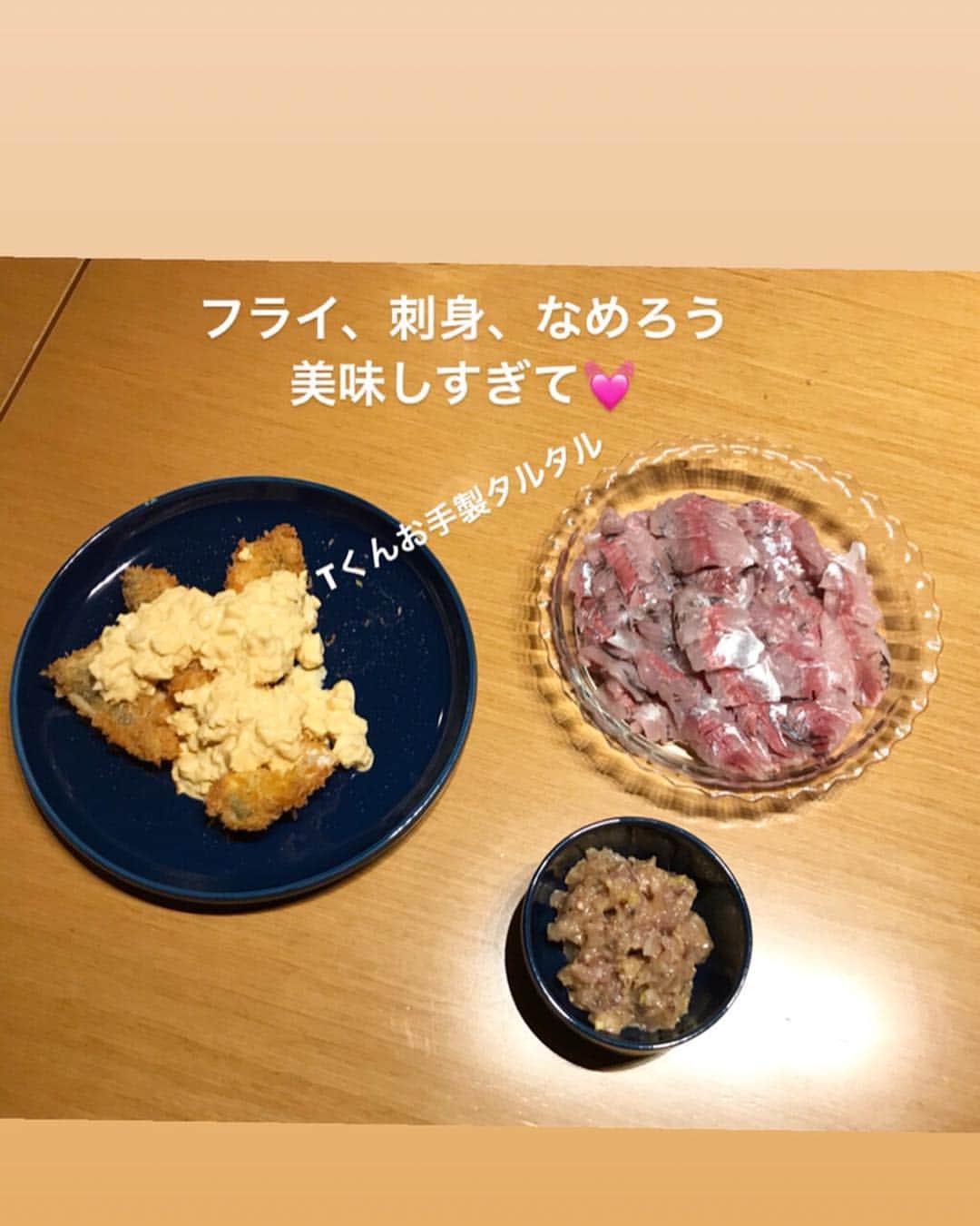 中城あすかさんのインスタグラム写真 - (中城あすかInstagram)「昨日は、アジ釣りに行きました！ 雨は降らなかったけど、とっても寒くて震えてました！ けど4人で100匹という大漁な釣り果でした🙌🏻 . そのあと、アジパーティをして美味しくいただきました。 みんなで業者並みに捌いたのは良い思い出🤣 アジ料理は、なめろうとアジフライと刺身！ 刺身をアジ変してカルパッチョにもしたり！ 楽しかったなあ☺️ 捌くのに必死すぎて、写真が全然ないww . 今日は実家に持って行って、母がアジフライとマリネを作ってくれたよ！ 美味しかったなあ💓 . あんなにアジを見たし食べたのに、まだ食べられる😁 . #釣り #アジ #アジ釣り #釣りガール #アウトドア #アウトドア女子 #fishing #fishinggirl」3月30日 23時37分 - asukanakajo
