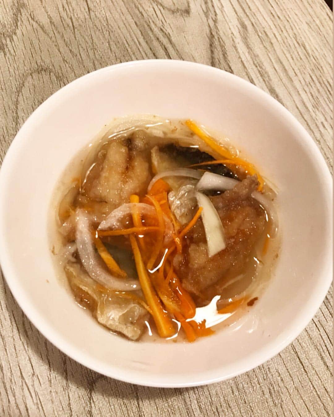 中城あすかさんのインスタグラム写真 - (中城あすかInstagram)「昨日は、アジ釣りに行きました！ 雨は降らなかったけど、とっても寒くて震えてました！ けど4人で100匹という大漁な釣り果でした🙌🏻 . そのあと、アジパーティをして美味しくいただきました。 みんなで業者並みに捌いたのは良い思い出🤣 アジ料理は、なめろうとアジフライと刺身！ 刺身をアジ変してカルパッチョにもしたり！ 楽しかったなあ☺️ 捌くのに必死すぎて、写真が全然ないww . 今日は実家に持って行って、母がアジフライとマリネを作ってくれたよ！ 美味しかったなあ💓 . あんなにアジを見たし食べたのに、まだ食べられる😁 . #釣り #アジ #アジ釣り #釣りガール #アウトドア #アウトドア女子 #fishing #fishinggirl」3月30日 23時37分 - asukanakajo