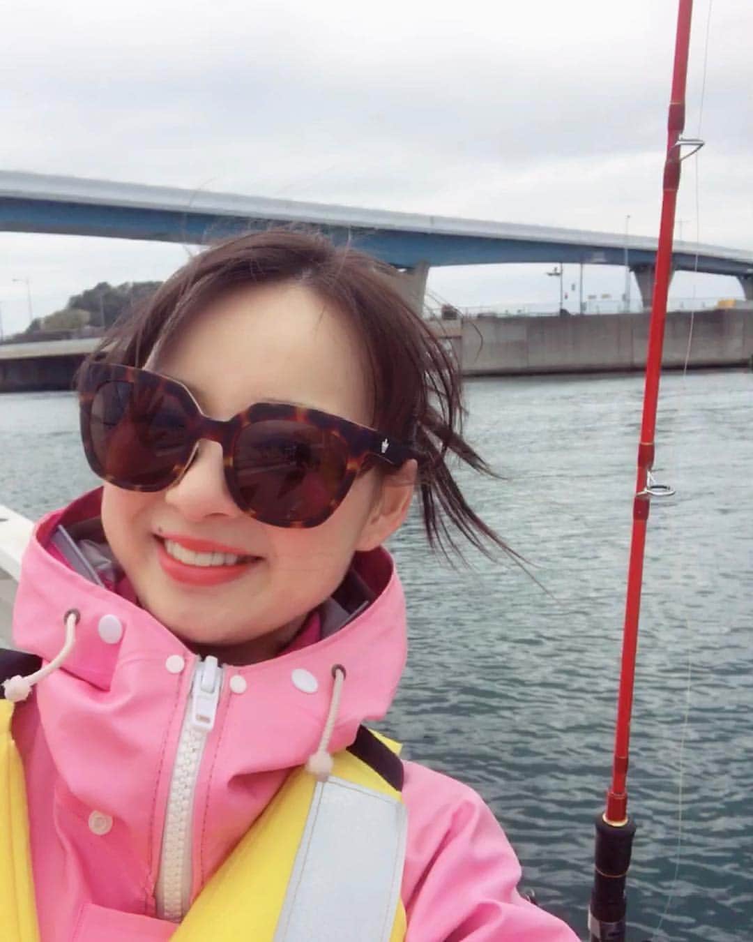 中城あすかさんのインスタグラム写真 - (中城あすかInstagram)「昨日は、アジ釣りに行きました！ 雨は降らなかったけど、とっても寒くて震えてました！ けど4人で100匹という大漁な釣り果でした🙌🏻 . そのあと、アジパーティをして美味しくいただきました。 みんなで業者並みに捌いたのは良い思い出🤣 アジ料理は、なめろうとアジフライと刺身！ 刺身をアジ変してカルパッチョにもしたり！ 楽しかったなあ☺️ 捌くのに必死すぎて、写真が全然ないww . 今日は実家に持って行って、母がアジフライとマリネを作ってくれたよ！ 美味しかったなあ💓 . あんなにアジを見たし食べたのに、まだ食べられる😁 . #釣り #アジ #アジ釣り #釣りガール #アウトドア #アウトドア女子 #fishing #fishinggirl」3月30日 23時37分 - asukanakajo