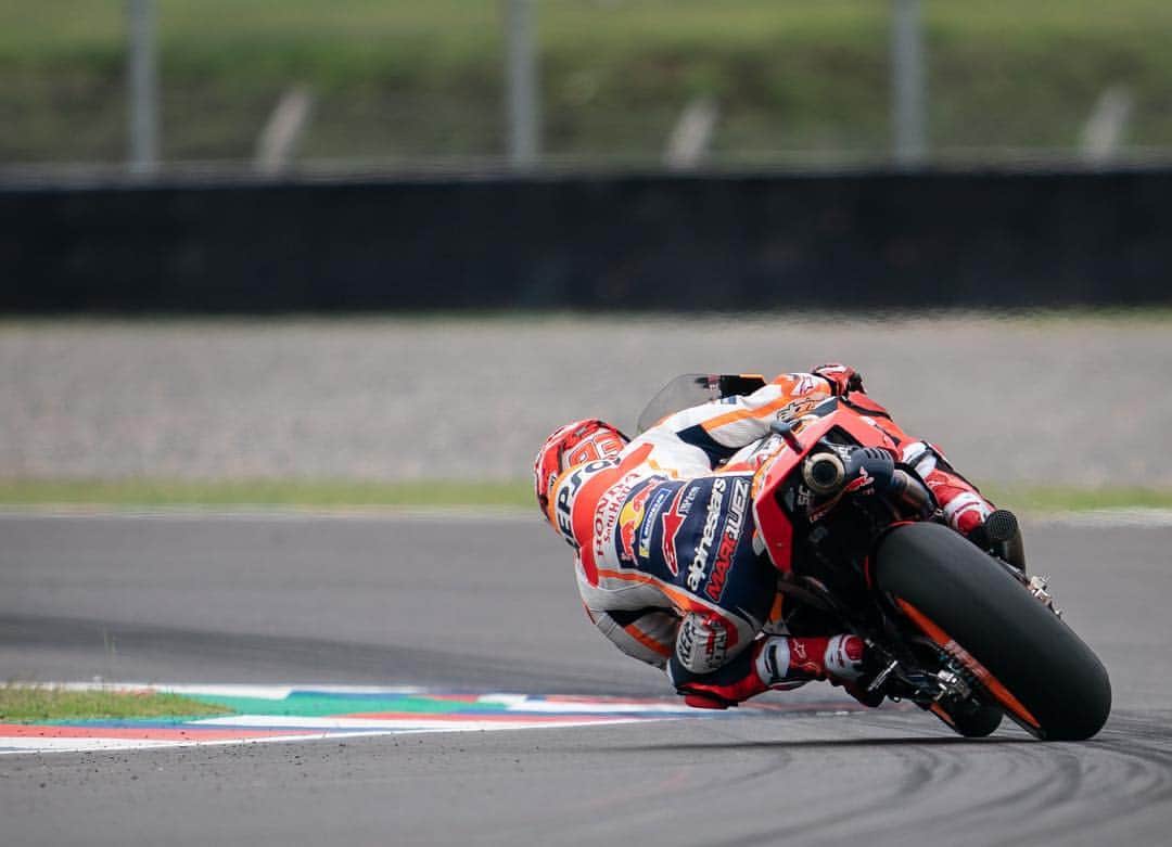 レプソル・ホンダのインスタグラム：「Straight to Q2 💥 ⠀⠀⠀⠀⠀⠀⠀⠀⠀ @marcmarquez93 🅿️1️⃣ #MM93🐜 ⠀⠀⠀⠀⠀⠀⠀⠀⠀ @jorgelorenzo99 🅿️9️⃣ #JL99😈 ⠀⠀⠀⠀⠀⠀⠀⠀⠀ #25RepsolHonda #Repsol #MotoGP #Honda #Racing #RepsolHonda #HRC #RC213V #MM93 #JL99 #MarcMarquez #JorgeLorenzo #ThePowerOfDreams #Motorcycle #Argentina #Practice 🇦🇷」