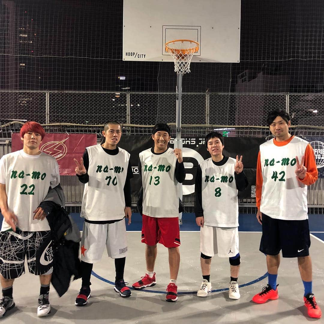 田村裕さんのインスタグラム写真 - (田村裕Instagram)「na-moメンバーで3×3の試合に出てきました！  楽しかった〜！ みんな、程良く大人バスケで楽しめながらも試合なので緊張感あって、最高だった。  新宿アルタの屋上コートでやってる大会でした。  B-BOOKS CAP  審判もちゃんとルールわかってるし、DJも居てて盛り上げてくれるし、おすすめです！」3月30日 23時51分 - hiroshi9393