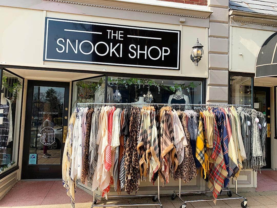 ニコール・ ポリッツィさんのインスタグラム写真 - (ニコール・ ポリッツィInstagram)「Rack Sale this weekend Mawmas! $15 Ponchos & Kimonos 😘 @thesnookishop」3月30日 23時45分 - snooki