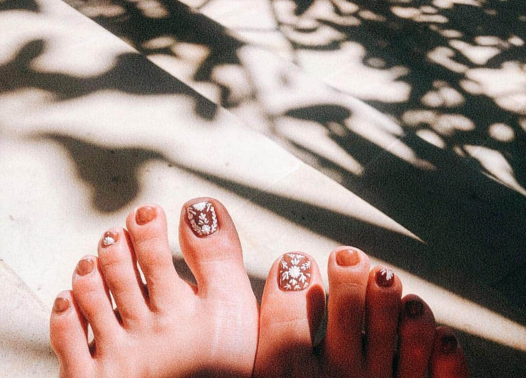 小澤名代さんのインスタグラム写真 - (小澤名代Instagram)「刺繍アートにはまっていて、Foot nailにも入れてもらいました❤︎ ぷっくり感が可愛くてずっと見てられる☺︎ お気に入りのサンダルをはいて、可愛いデザインがみえるとBALIの町を歩くのが楽しくなります。 @malvina.salon  #なよネイル  #footnail #bali #nail #malvina #malvinasalon #nailart #naildesign #nailstagram #footnailart #balitrip #ayanaresort #バリ #フットネイル #刺繍アート #マルビナ #ネイル #海ネイル #夏ネイル #ご新規様は20オフ #なよネイル」3月30日 23時50分 - ozawanayo