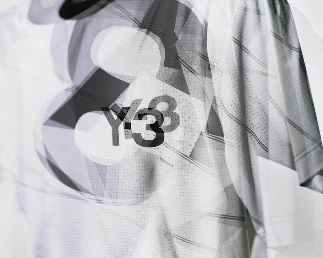 ワイスリーさんのインスタグラム写真 - (ワイスリーInstagram)「Y-3 Packable Jacket. Swipe for Y-3 Football Shirt. ​Y-3 Spring Summer 2019. ​📷: @benmorrisphoto --- ​#adidas #Y3 #YohjiYamamoto ​ Discover the collection at Y-3.com」3月30日 23時59分 - adidasy3