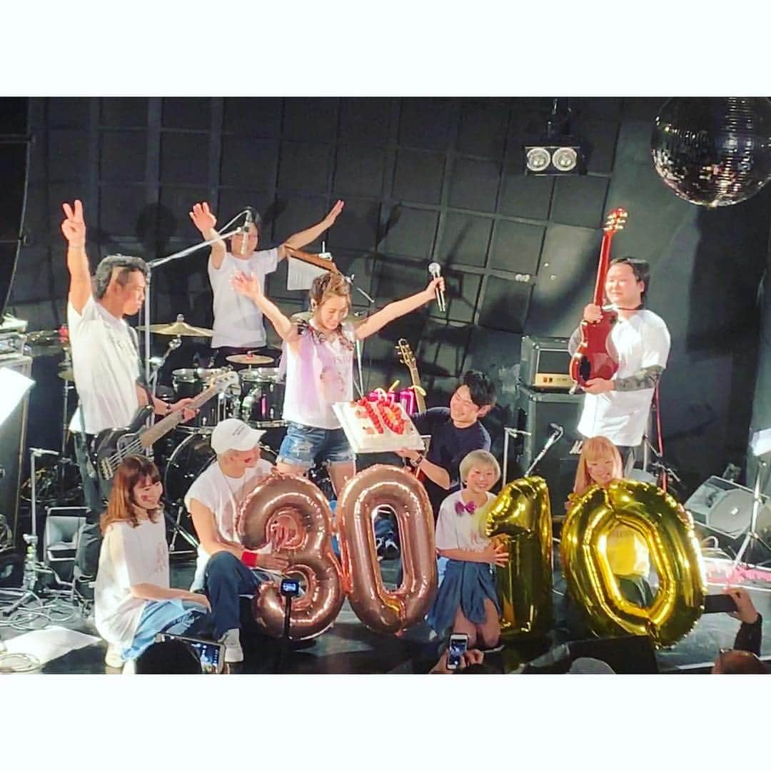 河西里音さんのインスタグラム写真 - (河西里音Instagram)「みゆみゆ🧡 10周年にお誕生日♪ そしてアルバムリリース おめでとぉぉぉ😆👏🏻🎊✨ ♡ 私達も出逢って10年？！∑(๑ºдº๑)!! 一緒に番組したり コラボLIVEしたり...あぁ懐かしい... 時の流れはホント早いなぁーwww ♡ みゆみゆはママにもなって🤱💓 聞いた時はビックリだったけど ますます綺麗になって 優しい歌声に優しい笑顔☺ 愛で溢れてたなぁ💜❤💙💚 ｢ はじめのいっぽ ｣ 素敵な曲だったなぁ～♪ ヒーローも好き🧡 これからもがんばらまいけー♪♪ #shibuya#渋谷glad#live#music #singer#band#girls#spring#mama #水越ユカ#がんばらまいけ#cute#happysmile #あ、髪切りました w#前髪」3月30日 23時59分 - rion_kasai