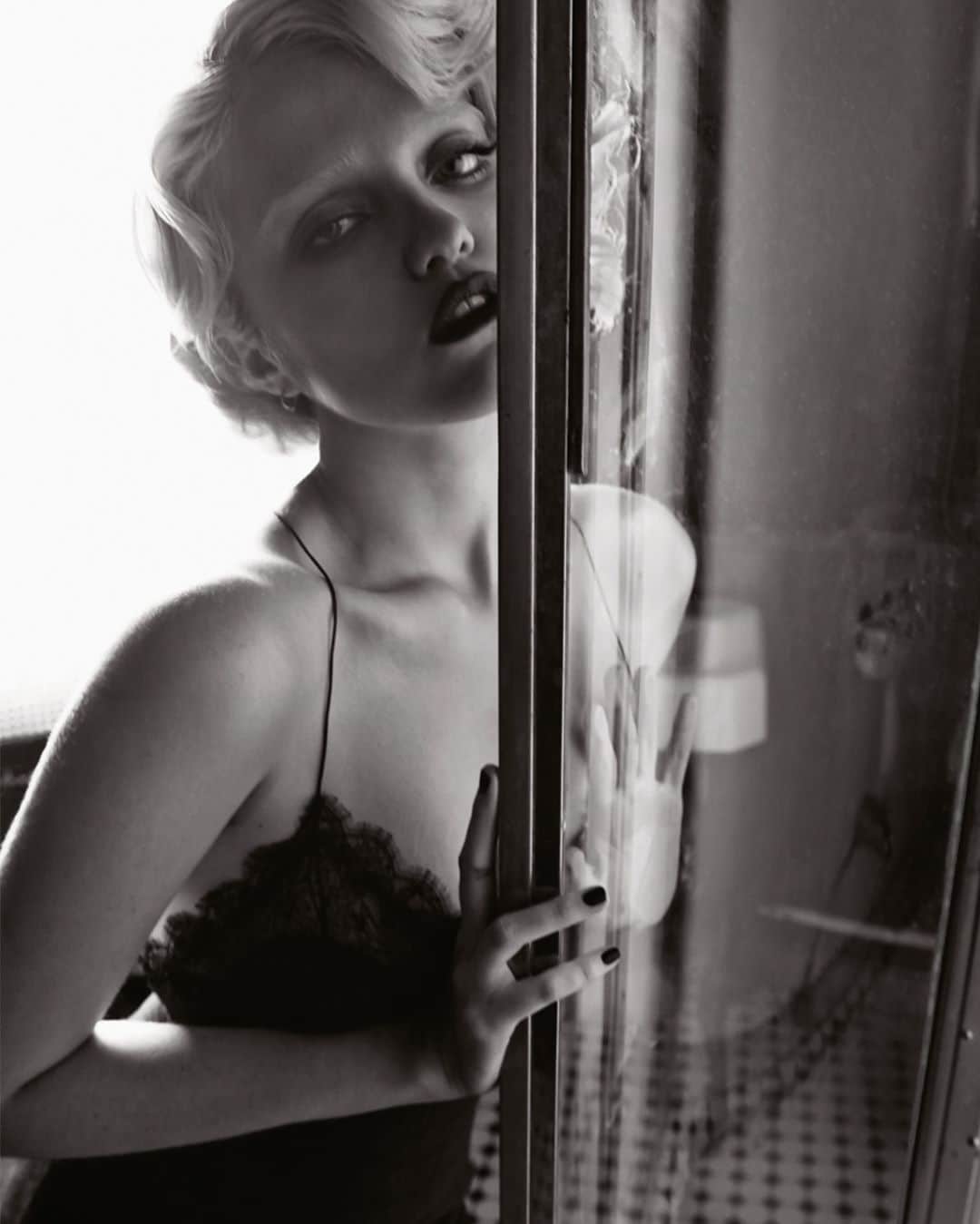 のインスタグラム：「Tom Munro has been working with the Leica S-System since its release ten years ago. The S Magazine (@leica_s_magazine) celebrates this successful relationship with its tenth issue. Check out the Leica S Magazine 10 via the bio link.  SKY FERREIRA  Vogue Italia  Photography: © Tom Munro (@tommunrostudio)  #LeicaCamera #Leica #🔴📷 #Leicagram #LeicaS #LeicaStudio #TheLeicaLook #Leica_World #LeicaWorld #LeicaClub #LeicaSociety #Leicaphoto #ShootLeicaPro #bnw_world #bnw_portrait #fashionportrait #tommunro #leicasmagazine #vogueitalia」