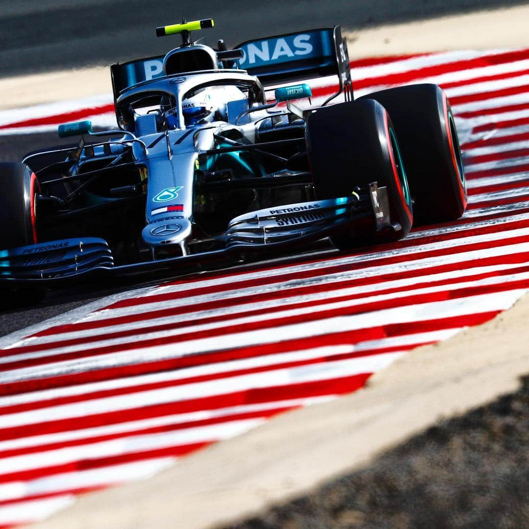 MERCEDES AMG PETRONASさんのインスタグラム写真 - (MERCEDES AMG PETRONASInstagram)「Flat out for #BahrainGP Quali! Double-tap to show your support for the boys! ❤️ • #MercedesAMGF1 #Mercedes #VB77 #F1 #PETRONASmotorsports @valtteribottas」3月30日 23時52分 - mercedesamgf1