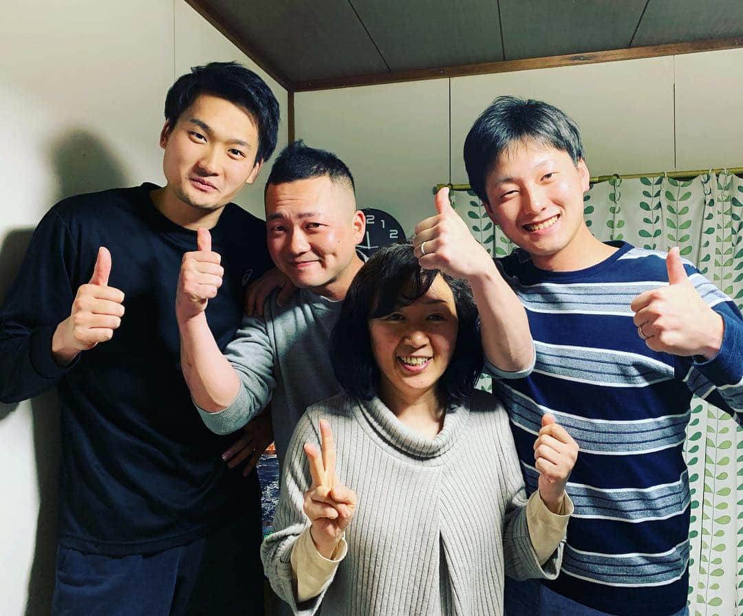 高梨健太のインスタグラム：「・ ・ ・ 滅多に会うことがないので記念に。 かなりのレア。 #家族写真 #感謝」