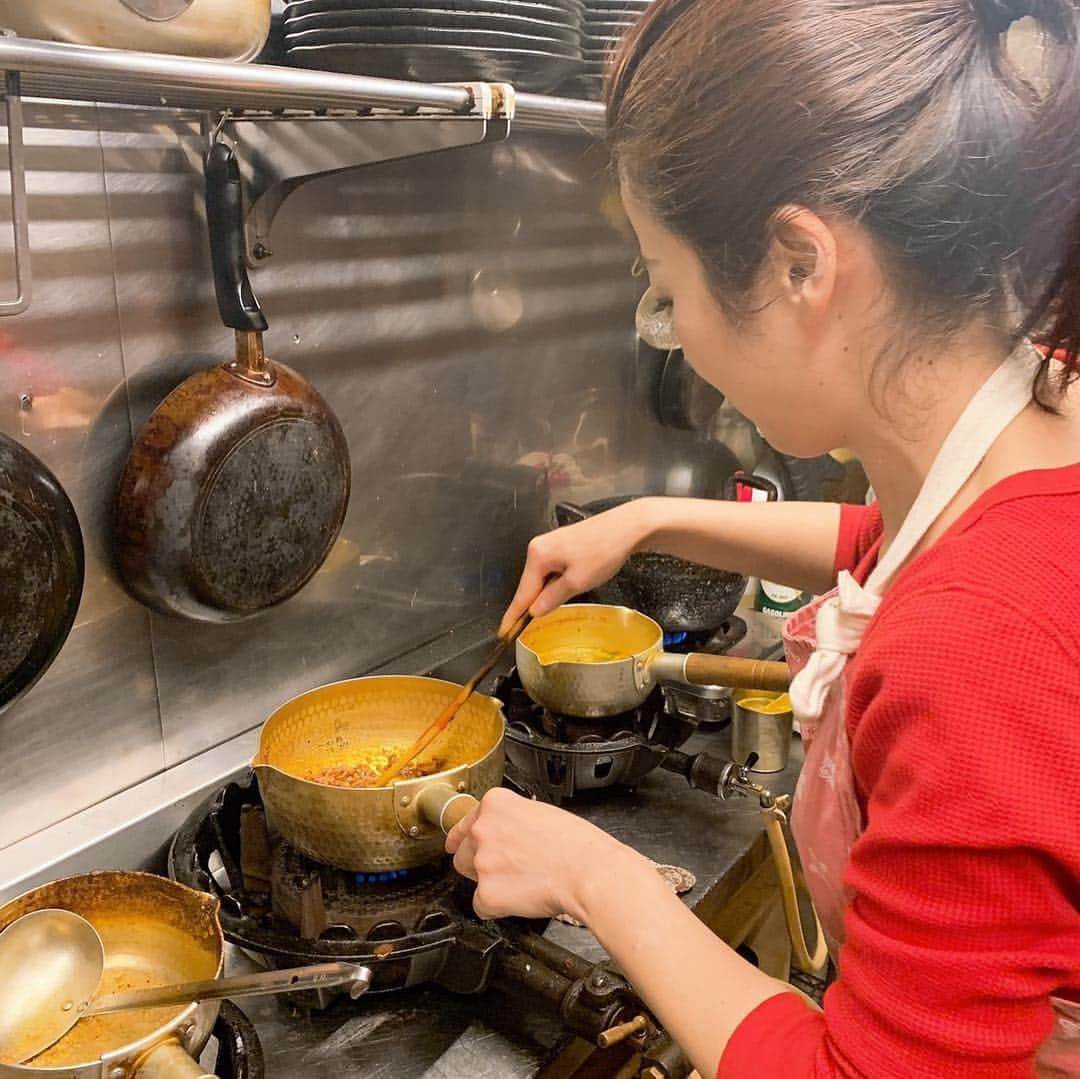 一条もんこさんのインスタグラム写真 - (一条もんこInstagram)「お花見カレー。  かにカマとトマトのカレー。  スタータースパイスは唐辛子、メティ、キャラウェイ。 茄子はサッと素揚げしてから煮込んでとろける食感に。かにカマもいい旨味を出してます。  パプリカとカイエンペッパーを仕上げに、映え狙いのレッドなカレー。 青空カレー美味しかった！！ #カレー#自作#お花見#下北沢#スパイスカレー#インドカレー#かにカマカレー#とろけるナス#パプリカとカイエン間違えたとか#けいちゃん#さら#一条もんこ」3月30日 23時52分 - monko1215