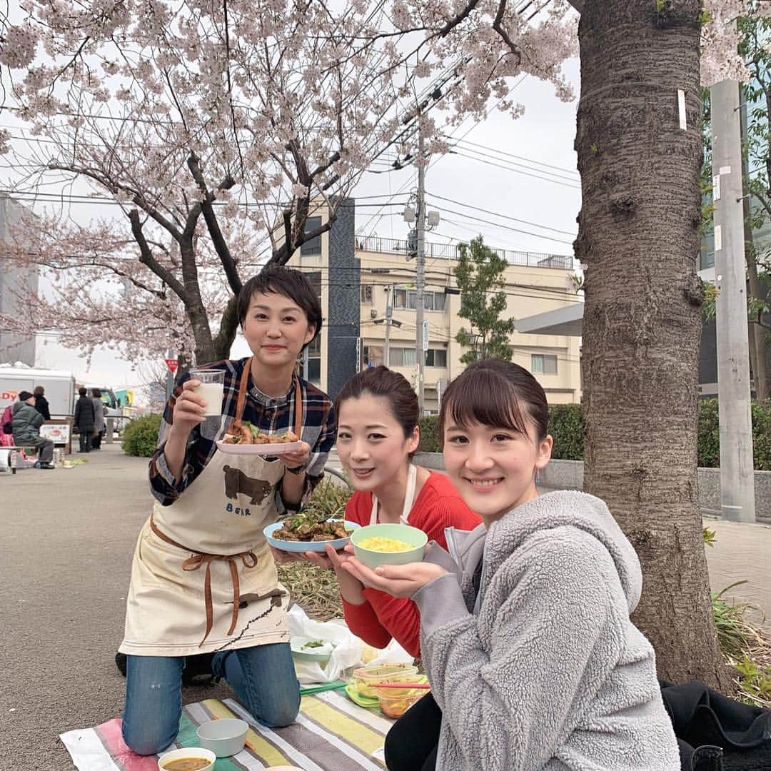 一条もんこさんのインスタグラム写真 - (一条もんこInstagram)「お花見カレー。  かにカマとトマトのカレー。  スタータースパイスは唐辛子、メティ、キャラウェイ。 茄子はサッと素揚げしてから煮込んでとろける食感に。かにカマもいい旨味を出してます。  パプリカとカイエンペッパーを仕上げに、映え狙いのレッドなカレー。 青空カレー美味しかった！！ #カレー#自作#お花見#下北沢#スパイスカレー#インドカレー#かにカマカレー#とろけるナス#パプリカとカイエン間違えたとか#けいちゃん#さら#一条もんこ」3月30日 23時52分 - monko1215