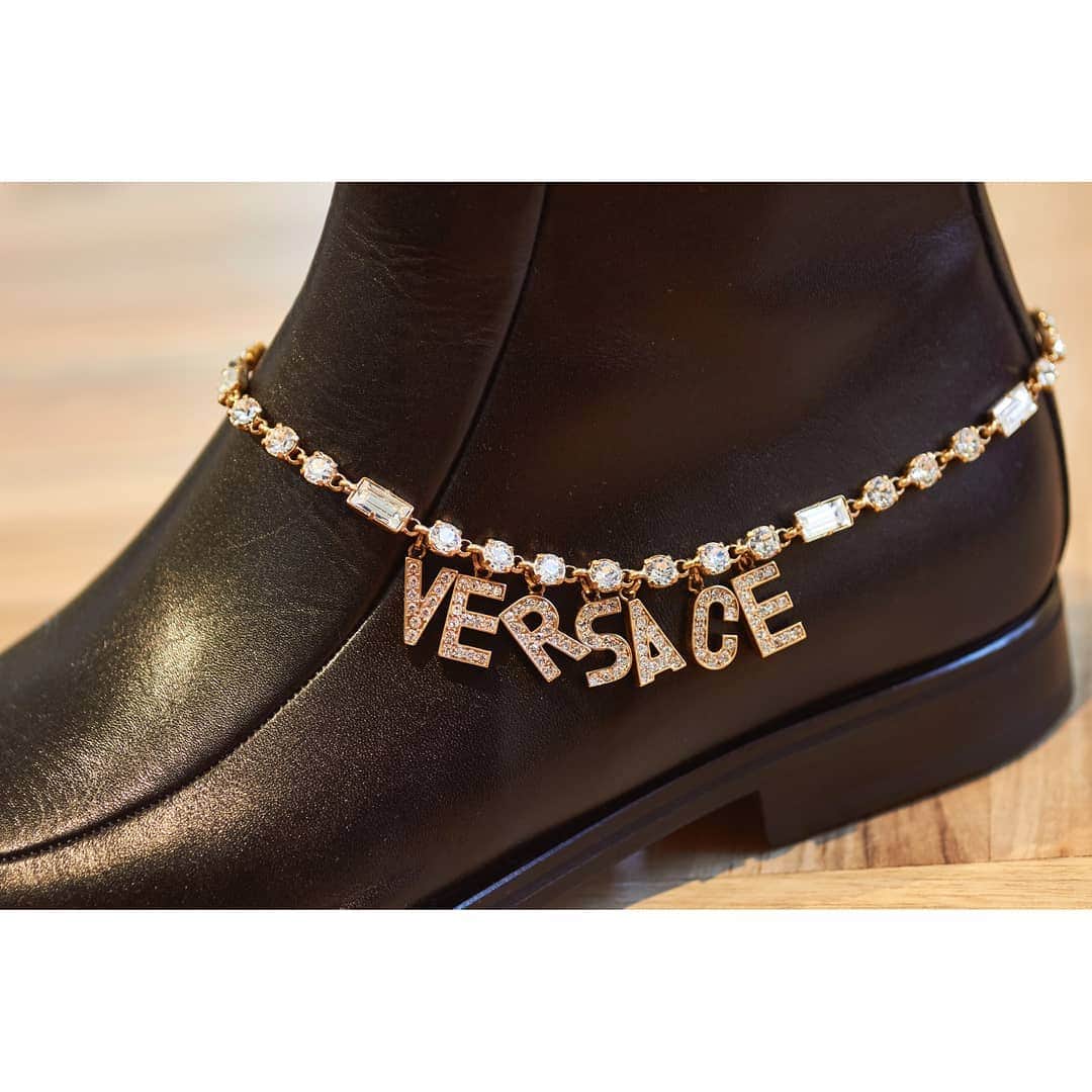 ジャンニヴェルサーチさんのインスタグラム写真 - (ジャンニヴェルサーチInstagram)「Crystal logo accessories embellish soft leather boots. Discover #VersaceSS19 at the link in bio.」3月31日 0時09分 - versace