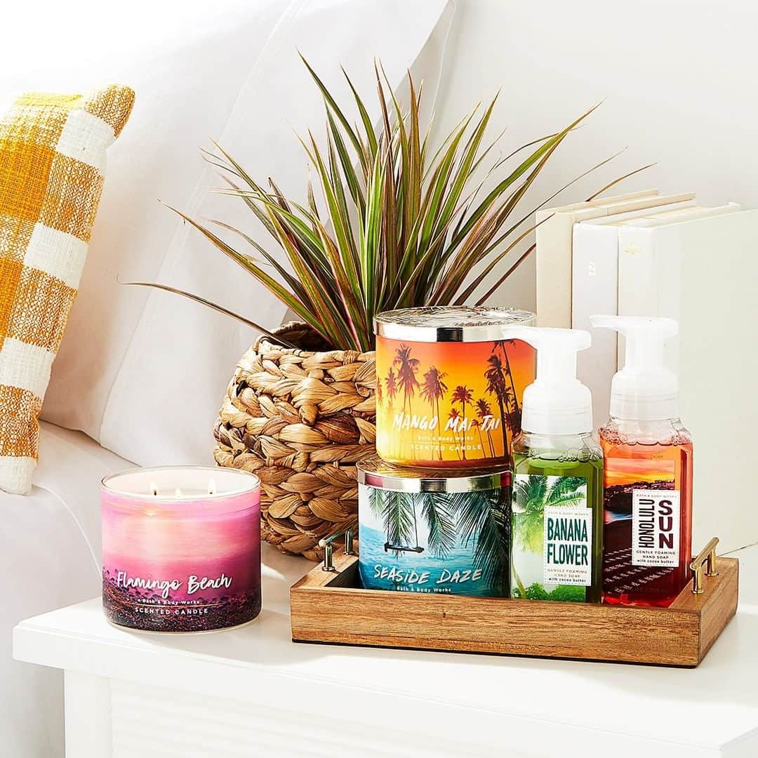 Bath & Body Worksさんのインスタグラム写真 - (Bath & Body WorksInstagram)「No travel plans? No problem. Give your space 🏠 a tropical makeover with NEW Candles & Hand Soaps!」3月31日 0時01分 - bathandbodyworks