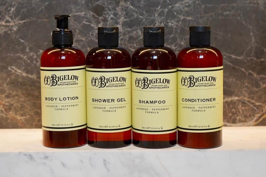 C.O. Bigelowさんのインスタグラム写真 - (C.O. BigelowInstagram)「BIG baths pair well with our BIG Lavender Peppermint bottles 💞 ⠀⠀⠀⠀⠀⠀⠀⠀⠀ 📍1 Great Jones Alley, designed by @img_nyc」3月31日 0時01分 - cobigelow