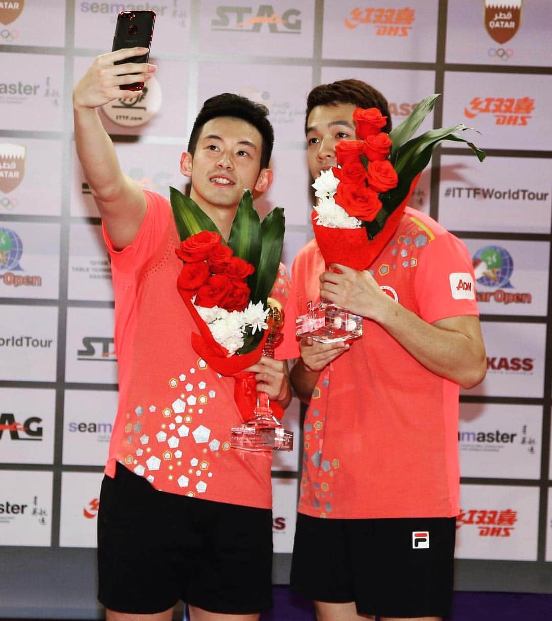 ITTF Worldさんのインスタグラム写真 - (ITTF WorldInstagram)「Salmon shirts, #GoldenSelfie 📸  Ho Kwan Kit & Wong Chun Ting take Men’s Doubles gold 🥇🥇 #ITTFWorldTour #QatarOpen」3月31日 0時01分 - wtt
