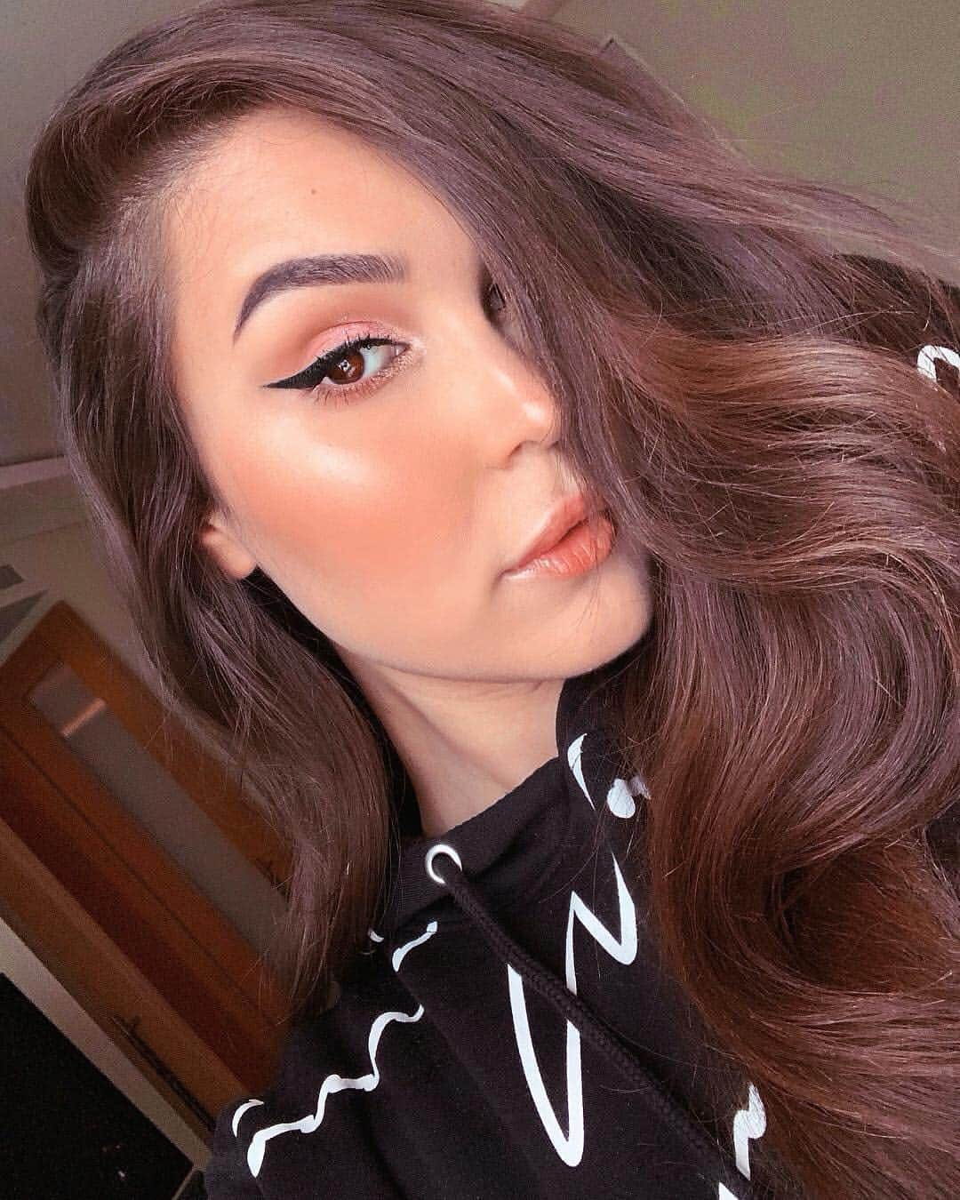 Too Facedさんのインスタグラム写真 - (Too FacedInstagram)「@thedollbeauty SLAYS her day using our Better Than Sex Eyeliner, Pretty Rich Diamond Light Eye Shadow Palette, and Born This Way Foundation in shade Golden Beige! 🔥 #regram #toofaced」3月31日 0時02分 - toofaced