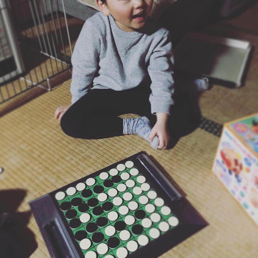 佐々木ゆう子さんのインスタグラム写真 - (佐々木ゆう子Instagram)「初めてのオセロ！父に勝つ✌︎('ω'✌︎ ) 「ちーたんのお誕生日プレゼントはオセロかな♡」と言ってみたら、「うん☺︎♡オセロいいねー♡ 自転車が良かったけど♪」オセロを肯定しつつ、欲しい物もしっかりと主張する。君のそーゆーとこもかーちゃんは大好きだ♡  #オセロ にハマる #4歳 #2歳 #2歳差育児 #もうすぐ5歳 #天使の4歳」3月31日 0時03分 - yuko_sasaki