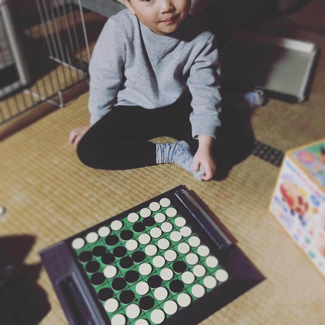 佐々木ゆう子さんのインスタグラム写真 - (佐々木ゆう子Instagram)「初めてのオセロ！父に勝つ✌︎('ω'✌︎ ) 「ちーたんのお誕生日プレゼントはオセロかな♡」と言ってみたら、「うん☺︎♡オセロいいねー♡ 自転車が良かったけど♪」オセロを肯定しつつ、欲しい物もしっかりと主張する。君のそーゆーとこもかーちゃんは大好きだ♡  #オセロ にハマる #4歳 #2歳 #2歳差育児 #もうすぐ5歳 #天使の4歳」3月31日 0時03分 - yuko_sasaki