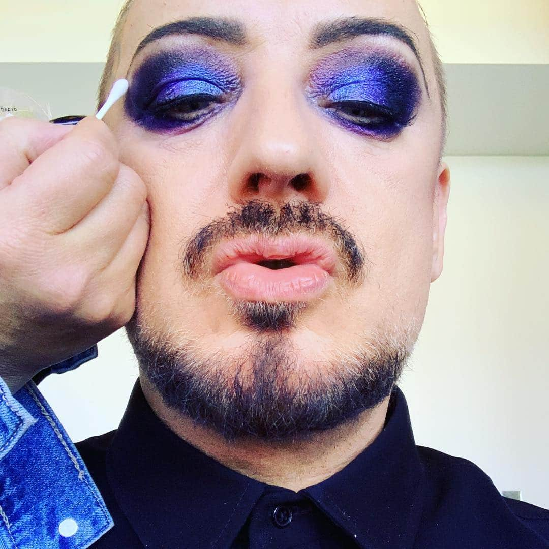 ボーイ・ジョージさんのインスタグラム写真 - (ボーイ・ジョージInstagram)「When the deep purple falls!! Face by @christinebatemanmakeup backstage at the @thevoiceau」3月31日 0時03分 - boygeorgeofficial