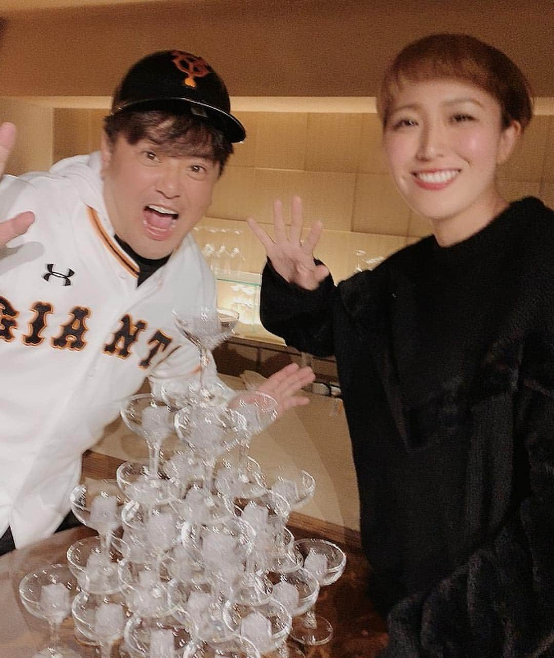 丸山桂里奈さんのインスタグラム写真 - (丸山桂里奈Instagram)「西尾さんと私の合同お誕生日会が開催されましタァ🐏⤴︎⤴︎💡❤️🎉だいすきな事務所のメンバーや、西尾さんの後輩や友人などなど、私の親友もきてくれたりと、とてつもなく素敵で夢のような時間になりました🐩👌🎂西尾さんはじめ、来てくださったみなさまありがとうございました😍😍😍そして、私がホリプロに入ったのも西尾さんがいてくれてこそのものなので、こうして今同じお誕生日会を過ごせることがもはや最高です🎂🎂🎂 西尾さん、お誕生日おめでとうございます。いつも元気で明るくパワーいっぱいで笑顔な西尾さんでいてください🌸🌸🌸 #ホリプロ #西尾さん #合同お誕生日会 #54歳 #36歳 #足して何歳？ #いつまでもよろしくお願いします #大き過ぎる存在 #いつも近くで支えてくれてありがとうございます #私を常に信頼してくれる #いい悪いをしっかり教えてくれる #バリバリの体育会系 #最高な人間性 #恩返ししたい #できるように全力で #近くにいる人ほどありがとうを伝えよう #西尾さんありがとうございます #ケーキがカリンコチャン #なんとかなるさ精神 #いい意味で #インスタバエ」3月31日 0時07分 - karinamaruyama