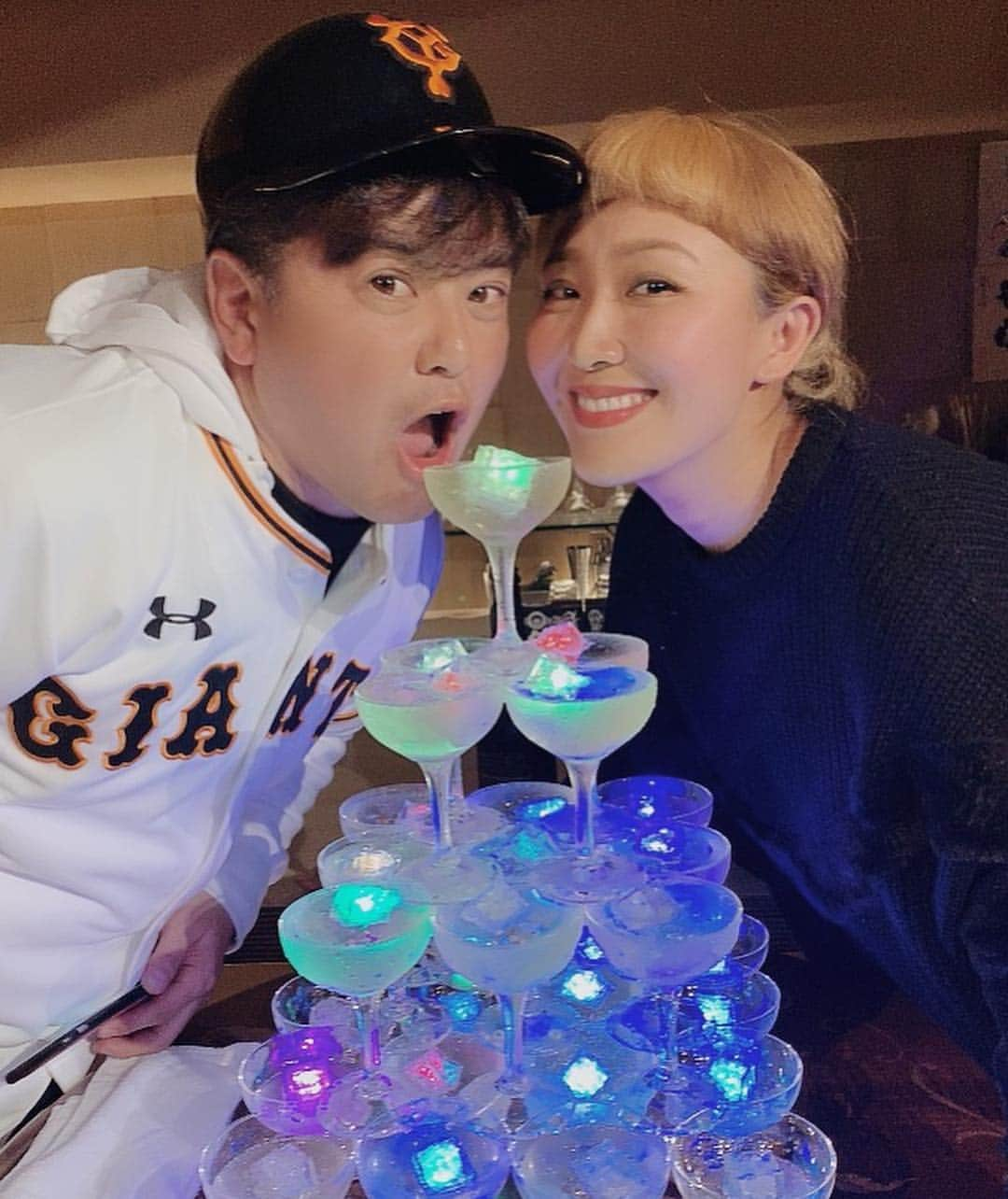 丸山桂里奈さんのインスタグラム写真 - (丸山桂里奈Instagram)「西尾さんと私の合同お誕生日会が開催されましタァ🐏⤴︎⤴︎💡❤️🎉だいすきな事務所のメンバーや、西尾さんの後輩や友人などなど、私の親友もきてくれたりと、とてつもなく素敵で夢のような時間になりました🐩👌🎂西尾さんはじめ、来てくださったみなさまありがとうございました😍😍😍そして、私がホリプロに入ったのも西尾さんがいてくれてこそのものなので、こうして今同じお誕生日会を過ごせることがもはや最高です🎂🎂🎂 西尾さん、お誕生日おめでとうございます。いつも元気で明るくパワーいっぱいで笑顔な西尾さんでいてください🌸🌸🌸 #ホリプロ #西尾さん #合同お誕生日会 #54歳 #36歳 #足して何歳？ #いつまでもよろしくお願いします #大き過ぎる存在 #いつも近くで支えてくれてありがとうございます #私を常に信頼してくれる #いい悪いをしっかり教えてくれる #バリバリの体育会系 #最高な人間性 #恩返ししたい #できるように全力で #近くにいる人ほどありがとうを伝えよう #西尾さんありがとうございます #ケーキがカリンコチャン #なんとかなるさ精神 #いい意味で #インスタバエ」3月31日 0時07分 - karinamaruyama