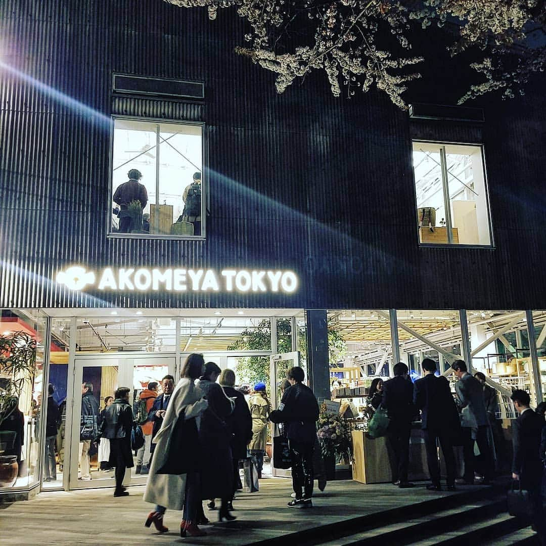 Ginaさんのインスタグラム写真 - (GinaInstagram)「本日オープン 神楽坂駅を出てすぐの #AKOMEYA TOKTYO in lakaguへ！  和を感じる衣食住のいろんなアイテムがたっくさん。 厳選された各地の食材や雑貨は、見た目もカワイくてお土産にといろいろ買い物しちゃいました😊 (写真2枚目のアコメヤの出汁、美味しかった！) 2Fにはコスメもあるし、さらに炊きたてのご飯が食べられるAKOMEYA厨房や、茶屋、白玉カフェも🍡 この時期なら九段下で桜を見てからここでお買い物&休憩ってコース、デートにもオススメ👫💕 #Gina #Ginamagazine #Gina編集部日記 #AKOMEYA #lakagu #アコメヤ」3月31日 0時13分 - gina_mag