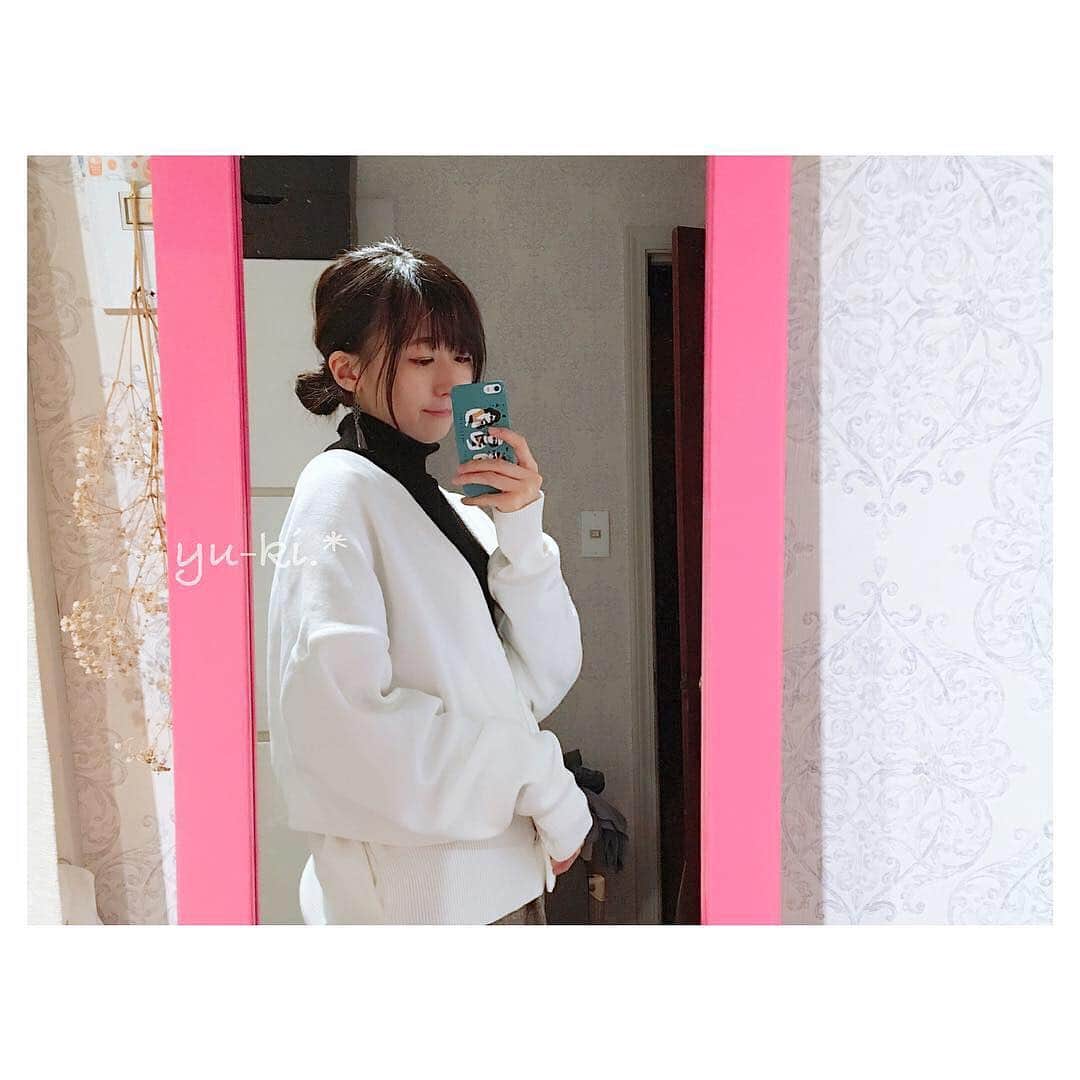 のインスタグラム：「. 桜が開花したというのに まだまだ冬のように寒い〜〜！ . 髪が伸びて収まり悪くて鬱陶しいので 最近はくるんとお団子スタイルが多い 手抜きちゃんです☺︎笑 近々切ってきます💇🏻. * . . こちら。 どんなTopsにも羽織れるように買った お袖ゆったりカーデがなかなか すてきなデザインでなお使える♡ うしろもVになってるの☺︎ . #fashion #coordinate #ungrid #studious #longhair  #bun #ファッション #コーディネート #ロングヘア #まとめ髪 #お団子 #ずぼら」