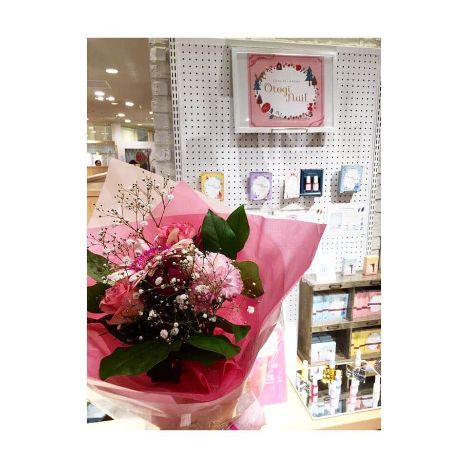 田辺さおりさんのインスタグラム写真 - (田辺さおりInstagram)「今日から2日間 阪急百貨店うめだ本店様にて @otoginail  おとぎネイルの キッズネイル体験イベントが開催されています。 今日は40名近くのお子様に おとぎネイルを施術させて頂きました。 1番小さなお子様は2歳❤︎ みんなもう本当に可愛くて癒されました。 ネイルをして喜んでもらえるのが シンプルにただただ楽しくて ネイリストになって良かったと思えたひと時でした。 途中ネイリストさん達が来てくれたり、ネイリストではないけれど以前からigを見てくださっている方が来てくれたり(ブライダルネイルの方！ありがとうございました😊) おとぎネイルをすでに使ってくださっている方もいらっしゃいました(^^) 子供の爪や皮膚は大人とは全然違います。 ささくれや炎症の腫れ、イボ、爪噛み、深爪。 爪はポリッシュを塗るだけで 「冷たい」と感じる子も少なくありません。 温度を感じるほどまだ未熟な爪です。 今まで大人用のマニキュアを塗って良いのか？と不安になりながら塗っていましたというママさんへはオフの仕方などを含め、お話させて頂きました。 明日も11時よりイベント開催していますので お近くの方は是非いらしてくださいね！ #今日はサプライズが沢山! #感謝❤︎」3月31日 0時26分 - blcnailsalon_saoritanabe