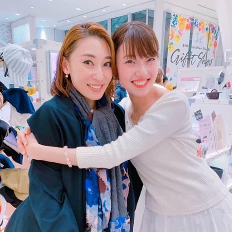 愛水せれ奈さんのインスタグラム写真 - (愛水せれ奈Instagram)「番外編✨ Instagramは月曜日、水曜日、金曜日に更新と自分の中で勝手に決めているのですが笑 本日❣️ まさかのゆうこさん✨✨✨ #琴まりえ さんがお店へいらして下さり😆 あまりの嬉しさにアップしてしまいました✨💓✨ 笑 . 私がファン時代の頃から#星組 で大活躍していらっしゃり本当に可愛らしくて💕 ご一緒に舞台に立つようになってからはお稽古場での髪型が毎回凝っていらして✨それを拝見するのが私の毎日の楽しみでした😍 今もほんっっとうにお変わりなく❣️ 久しぶりにお逢い出来て幸せでした❤️ ありがとうございました✨😄✨ . 明日は 31日(日) 💍 1部、2部、トークショー終わり次第30分間 💍 . #店頭におります のでお気軽に遊びにいらしてくださいませ🤗🌟 お待ちしております❤️ . . あと... #ヘアゴム 、お客さまのご要望により、#各組カラー を作ってみました✨😄✨ #花組 #月組 #雪組 #星組 #宙組 今回お世話になっております#藤井愛弓 さんのご協力様様でございます✨😭✨ そちらも是非チェックしてみてくださいませ💓 宜しくお願い致します🌟 . . 🌸2019年3/28(木)〜2019年4/3(水) 🌸#渋谷ヒカリエ 1階 🌸#chouchou (お店の名前です✨) 🌸#アクセサリー のお店です✨ @bijou_japan @chouchou_shibuya #hikarie #theaterouve #愛水せれ奈 #雪組 さん ❄️ #シアターオーブ にて ❄️ #20世紀号に乗って ❄️」3月31日 0時21分 - airi.aaari.aimi