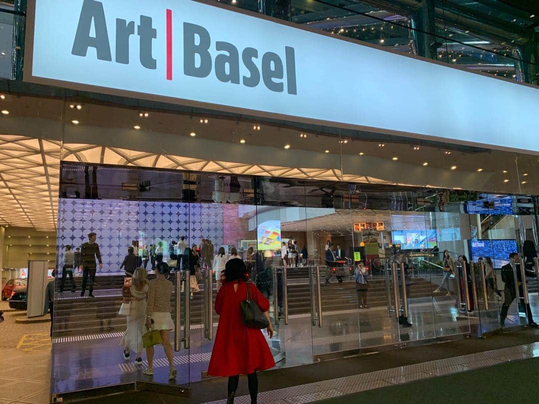 南果歩さんのインスタグラム写真 - (南果歩Instagram)「#ArtBaselHongKong 初めて来たよー‼️色んなアートが一度に見られてなんて幸せな時間でしょう❤️まだまだ初めての出来事に出会えるなんて幸せ😊 #久しぶりの香港 #色んなアーティストに出会える場所 #南果歩アート散歩」3月31日 0時29分 - kaho_minami