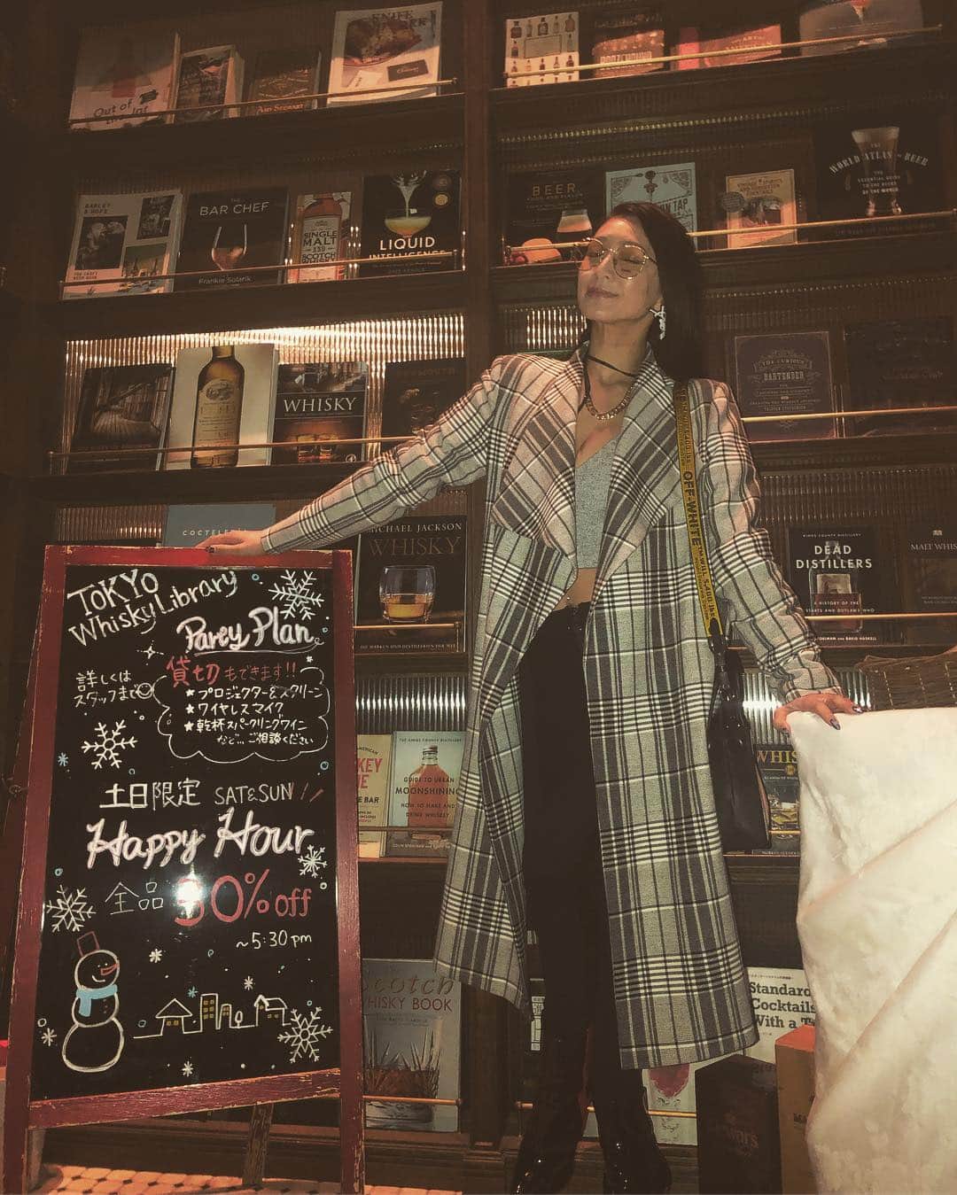 DJ JUICYさんのインスタグラム写真 - (DJ JUICYInstagram)「1300種類のウィスキーが置いてある ''TOKYO WhiskyLibrary''に行ってきました🙋🏻‍♀️✨ お店の中も可愛くて雰囲気良くて音楽も聴けて楽しかった🤗 メニューはハリーポッターみたいに分厚いbookでこれまた可愛かった😍📖 🔮  また行ってみよ⤴️✨ #whisky#bar#juicy#life#ハイボール」3月31日 0時43分 - dj_juicy0912