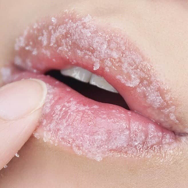 のインスタグラム：「💋💗 @nyxcosmetics @nyxcosmetics_jp  #thisiseverything lip scrub. 4/4発売😽このリップスクラブ、ジャリジャリしすぎてないから使いやすくて気に入った👍🏻 . . #nyxcosmetics #nyxprofessionalmakeup #lipscrub」