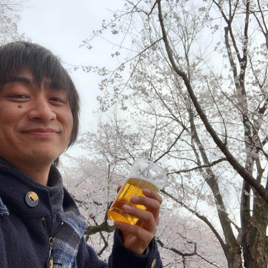 Gたかしさんのインスタグラム写真 - (GたかしInstagram)「花見。ビールが…やがるよ。」3月31日 11時26分 - g_takashi.kinkin