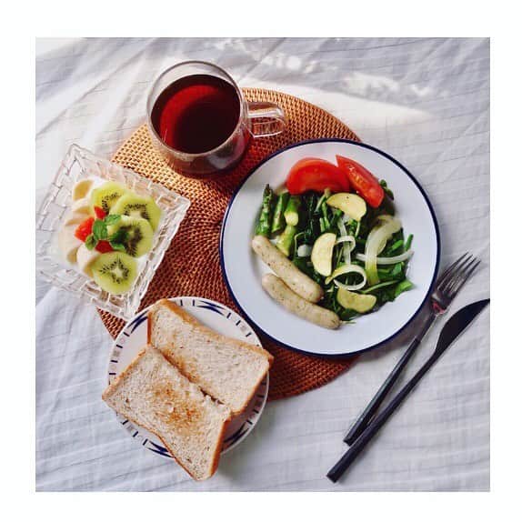 太田葉子さんのインスタグラム写真 - (太田葉子Instagram)「おはようございます☀﻿ 今日の朝ごはんメニューです😉﻿ ﻿﻿ ・浅煎りコーヒー﻿﻿ ・フルーツヨーグルト﻿﻿ ・玄米パン﻿﻿ ・野菜炒めとソーセージ﻿﻿ ﻿﻿ #浅煎りコーヒー はダイエットに最適な﻿﻿ 飲み物なんです☕️﻿﻿ 詳しくは、また別の投稿で説明します!﻿﻿ ﻿﻿ #フルーツヨーグルト は無脂肪ヨーグルトに﻿﻿ 冷蔵庫にあるフルーツをその日の気分で💓﻿﻿ ﻿﻿ ﻿﻿ #玄米パン は正直味があんまりしないので..😂﻿﻿ #ピーナッツバター 🥜を加えます！﻿﻿ ピーナッツバターについても後日改めて﻿﻿ 投稿したいと思います！﻿﻿ ﻿﻿ ﻿﻿ 野菜は今日冷蔵庫にあったのは、﻿﻿ トマト、アスパラ、ズッキーニ、﻿﻿ ほうれん草、玉ねぎです😋﻿﻿ ※ソーセージが少し塩分があるので﻿﻿ 野菜炒めはアボガドオイルと胡椒のみ﻿﻿ ﻿﻿ ﻿﻿ 炒めたりスープにするとかさが減るので、﻿﻿ たくさんの野菜をいっぺんに﻿﻿ 食べることができます☆﻿﻿ ﻿﻿ ﻿﻿ さて。﻿﻿ 今日は一日、明日のお仕事の準備！✊🏻✨﻿﻿ (詳しくはストーリー、﻿﻿ 今日のこの後の投稿をご覧ください！)﻿﻿ ﻿﻿ ﻿﻿ みなさまも、良い休日をお過ごしください🧡﻿﻿ ﻿﻿ ﻿﻿ #太田葉子式ダイエット  #朝ごはん #ダイエット中のメニュー﻿﻿ #激やせモデル #太田葉子 #モデルの食事﻿﻿ #野菜を食べよう #休日朝ごはん #朝活 ﻿﻿ #コーヒー #珈琲 #ダイエット #痩せたい﻿﻿ #healthyfood #healthylifestyle ﻿ #diet #dietmenu #l4l #l4like ﻿ #modellife #foodstagram #breakfast ﻿ #breakfastclub」3月31日 10時02分 - instayoko
