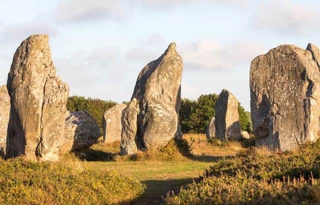 フランス大使館さんのインスタグラム写真 - (フランス大使館Instagram)「【フランスの風景🌄】フランス北西部ブルターニュ地方のカルナックには世界的に有名な巨石遺跡が残っています。新石器時代（紀元前5000～3000年）のもので、3000個近い石が4kmにわたって並んでいます。信仰の場や墓地であったと考えられています。 🌄Un jour en France : découvrez le site Carnac et ses célèbres alignements de mégalithes qui datent du néolithique (5000 à 3000 avant J.-C.). Près de 3000 menhirs et dolmens se dressent ainsi sur la lande sur plusieurs kilomètres. #Bretagne Photo : @CarnacTourisme」3月31日 10時00分 - ambafrancejp