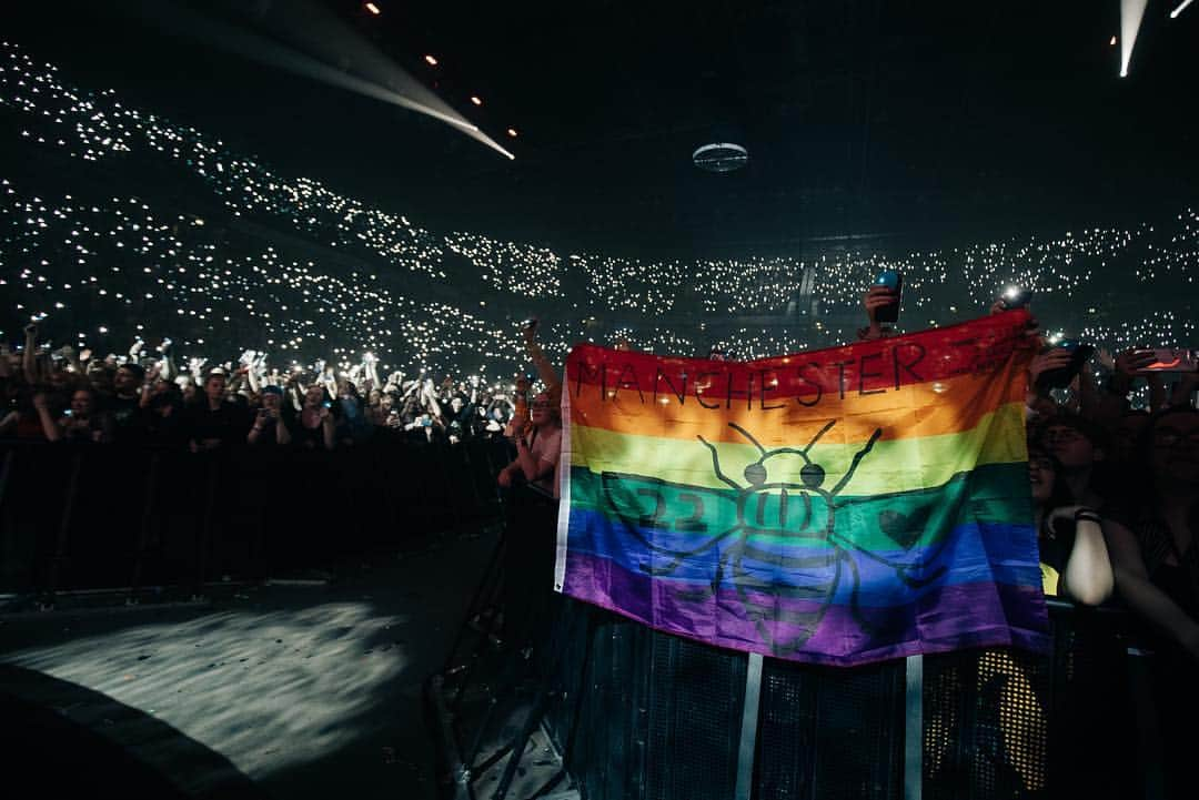 Panic! At The Discoさんのインスタグラム写真 - (Panic! At The DiscoInstagram)「Thank you Manchester #prayforthewickedtour #22 📸- @jakechams」3月31日 10時11分 - panicatthedisco