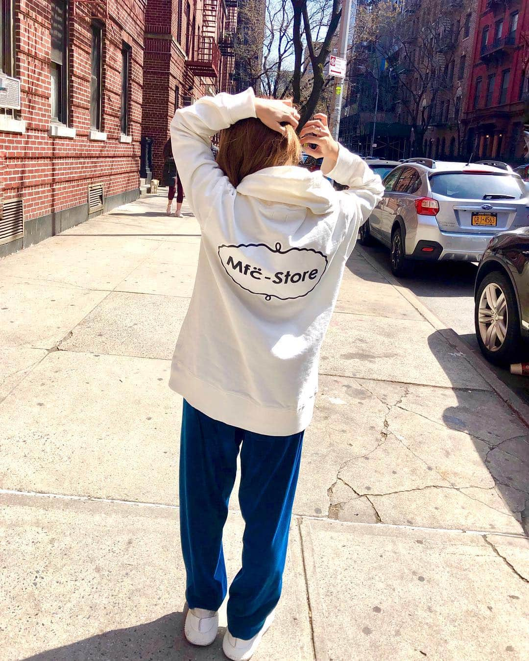 一木美里さんのインスタグラム写真 - (一木美里Instagram)「ついた🗽☀️ぽかぽか🌷✨✨ sweatshirt #MFCSTORE pants #Kith #弟カメラ . . . #MillyNycNyc#MillyNyc19#Newyork#Nyc#travel#trip#streetfashion#streetstyle#ニューヨーク#ストリートファッション」3月31日 10時11分 - misato_ichiki