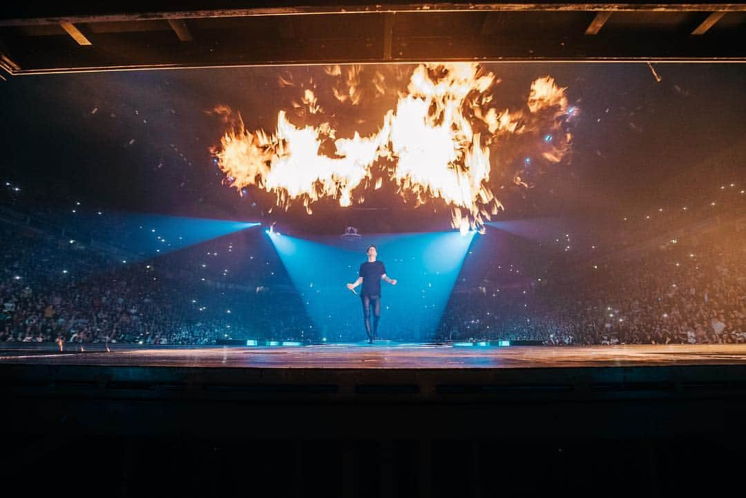 Panic! At The Discoさんのインスタグラム写真 - (Panic! At The DiscoInstagram)「Thank you Manchester #prayforthewickedtour #22 📸- @jakechams」3月31日 10時11分 - panicatthedisco