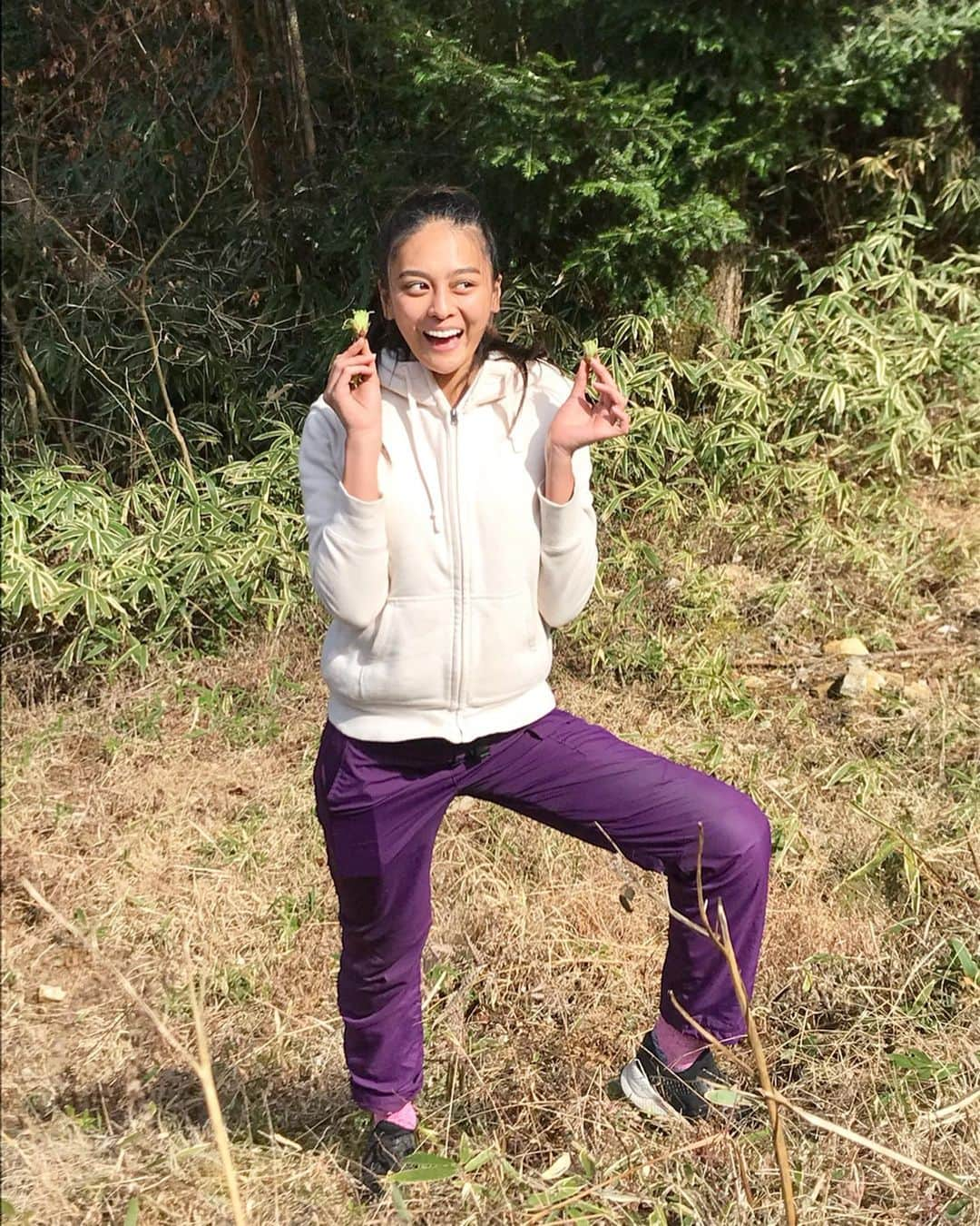 遊海 Yuumiさんのインスタグラム写真 - (遊海 YuumiInstagram)「Its spring !! Picking up wild vegitables from mother nature ☀️ 春がやってきた！ ふきのとういっぱい！ 自然の恵み、私は蕗味噌を作るか、天ぷらで食べます！ #mothernature #wildvegitable #nature #spring #春 #中津川 #ふきのとう #自然大好き」3月31日 10時03分 - yuumi_kato