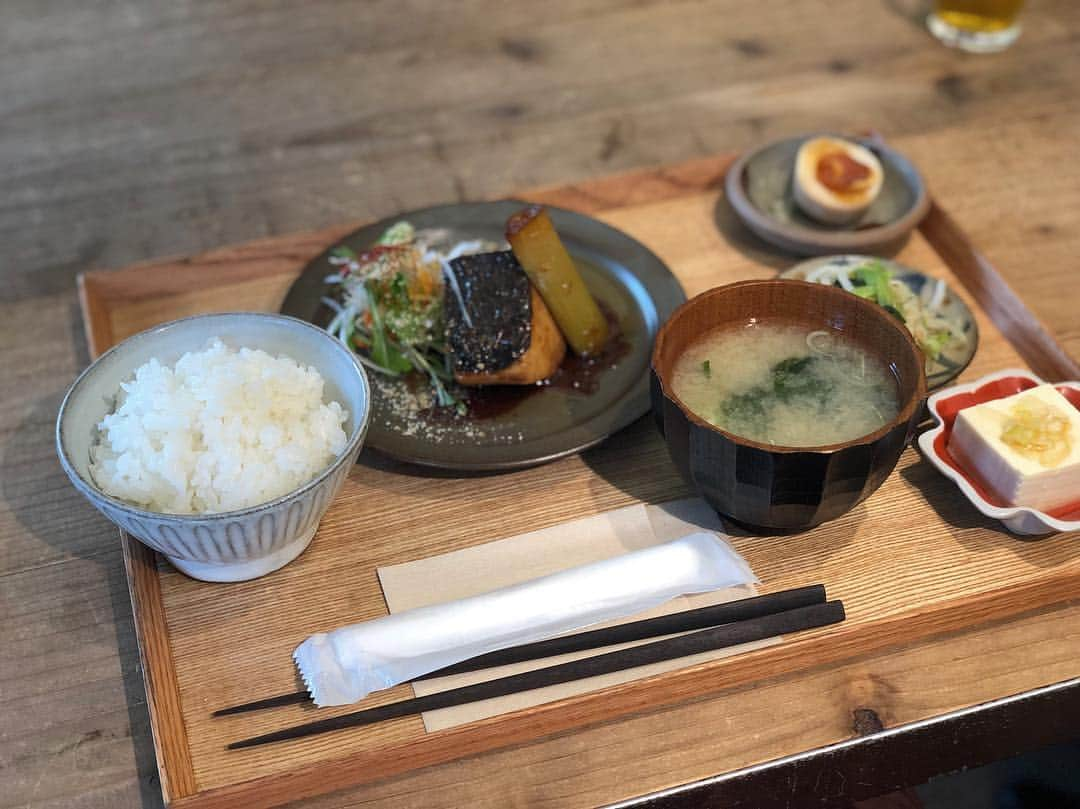 宮崎葉さんのインスタグラム写真 - (宮崎葉Instagram)「Good morning happy Sunday🌤  この間いった 代々木上原の 社食堂っておみせ。 上手く撮れすぎて ミニチュア感がすごい👌🏻 この日の日替わりは ぶりの照り焼きでした👌🏻 ㅤ 잘 찍는 사진이라 작은 느낌이 좋은것  같아 요요기 우에하라의 회사식당 따끈따끈하고 맛있어! 그날마다 다른메뉴. 오늘은 방어데리야끼 였어！  #代々木上原 #社食堂」3月31日 10時05分 - you_miyazaki