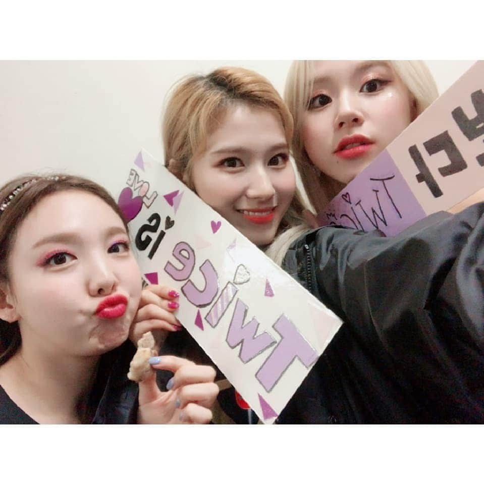 TWICEさんのインスタグラム写真 - (TWICEInstagram)「TWICEとして、また忘れられない瞬間を1つのかけがえのない宝物として作って下さったONCEの皆さん、スタッフ、ダンサーの皆さん、そしてメンバーのみんな！ありがとうございます🌈💖 名古屋まで突っ走っていきましょーう！！！！ 트와이스로서 앞으로도 잊지못할 또 하나의 소중한 순간을 만들어주신 우리 원스, 스텝분들, 댄서언니들, 그리고 멤버노 미나상❤︎ 감사합니다🌈💖 나고야 공연까지 달려봅시댜!!!! 최고의 선물 고마워 있지👩🏻👩🏻👩🏻👩🏻👩🏻💝」3月31日 10時07分 - twicetagram