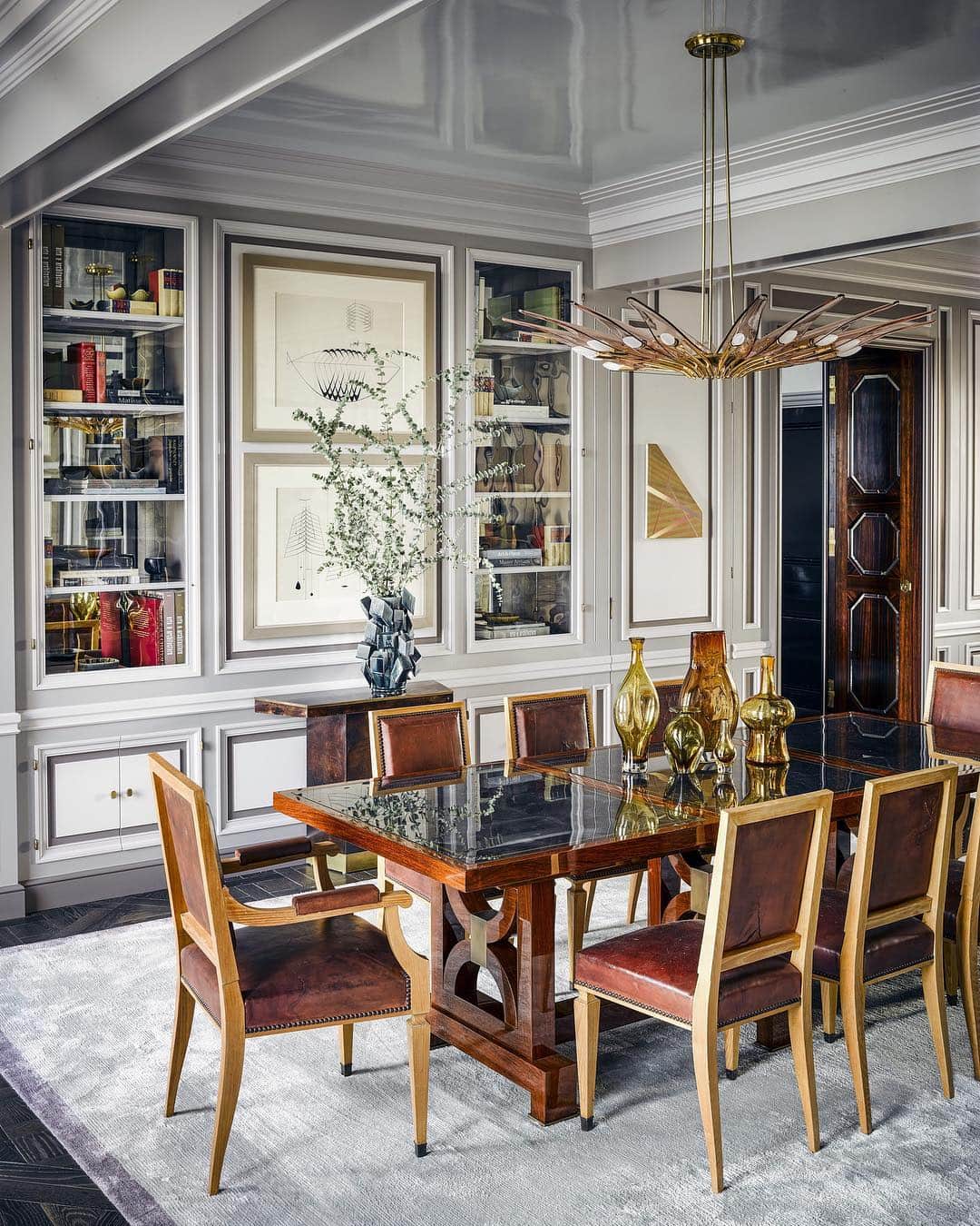 ELLE DECORさんのインスタグラム写真 - (ELLE DECORInstagram)「No detail was ignored in this expertly designed dining room in Chicago. The custom rosewood table is by Dune and the console is by Lucca Studio Design. The chandelier is by Max Ingrand for FontanaArte, the custom rug is by Mehraban, and the drawings are by Richard Koppe. Design by @stevengambrel, architecture by @phillipliederbach, and photography by @thefacinator, from the ED archive.」3月31日 10時09分 - elledecor
